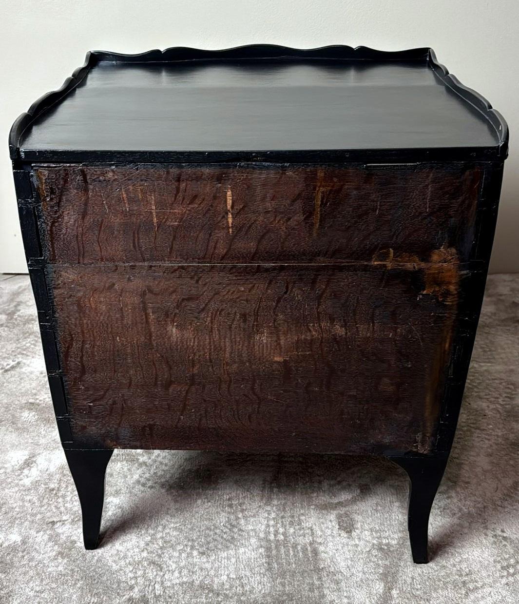 Cassettiera in noce laccata nera in stile Luigi XV con decorazioni in bronzo in vendita 1