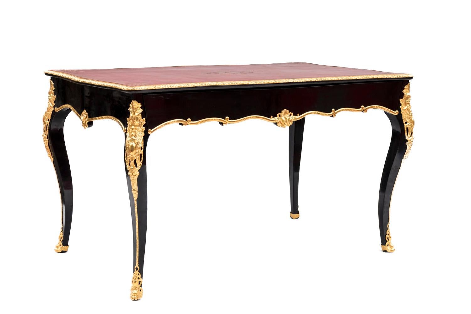 Small Louis XV style black lacquered writing desk opening by one apron’s drawer, standing on four cabriole legs. Scalloped shaped apron.
Ornamentation of chiselled and gilt bronze on angles with a decor of blind cartouche surrounded by palm leaves,