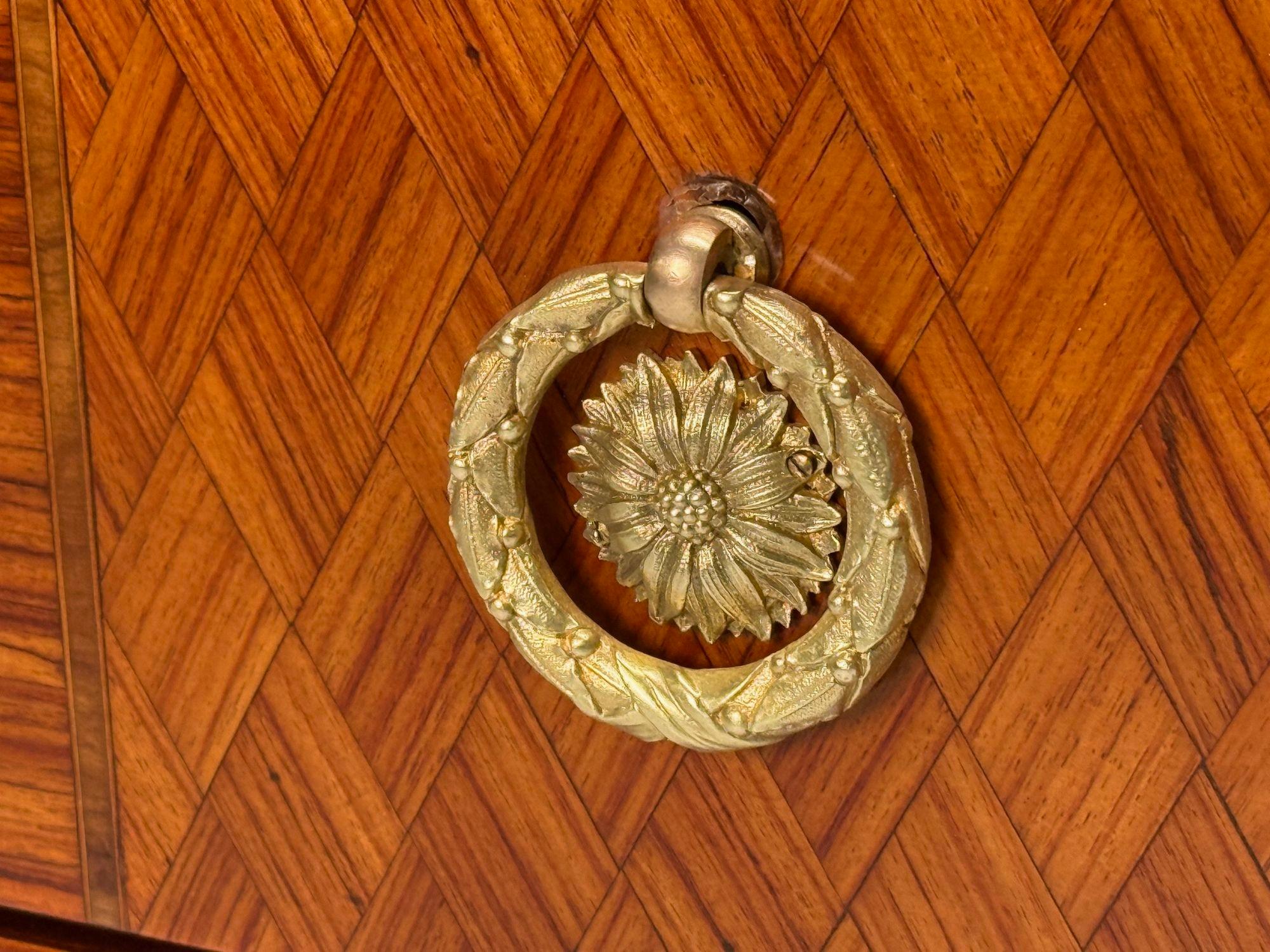Commode francese a blocco, stile Luigi XV, legno di Re, bronzo, XIX secolo in vendita 5