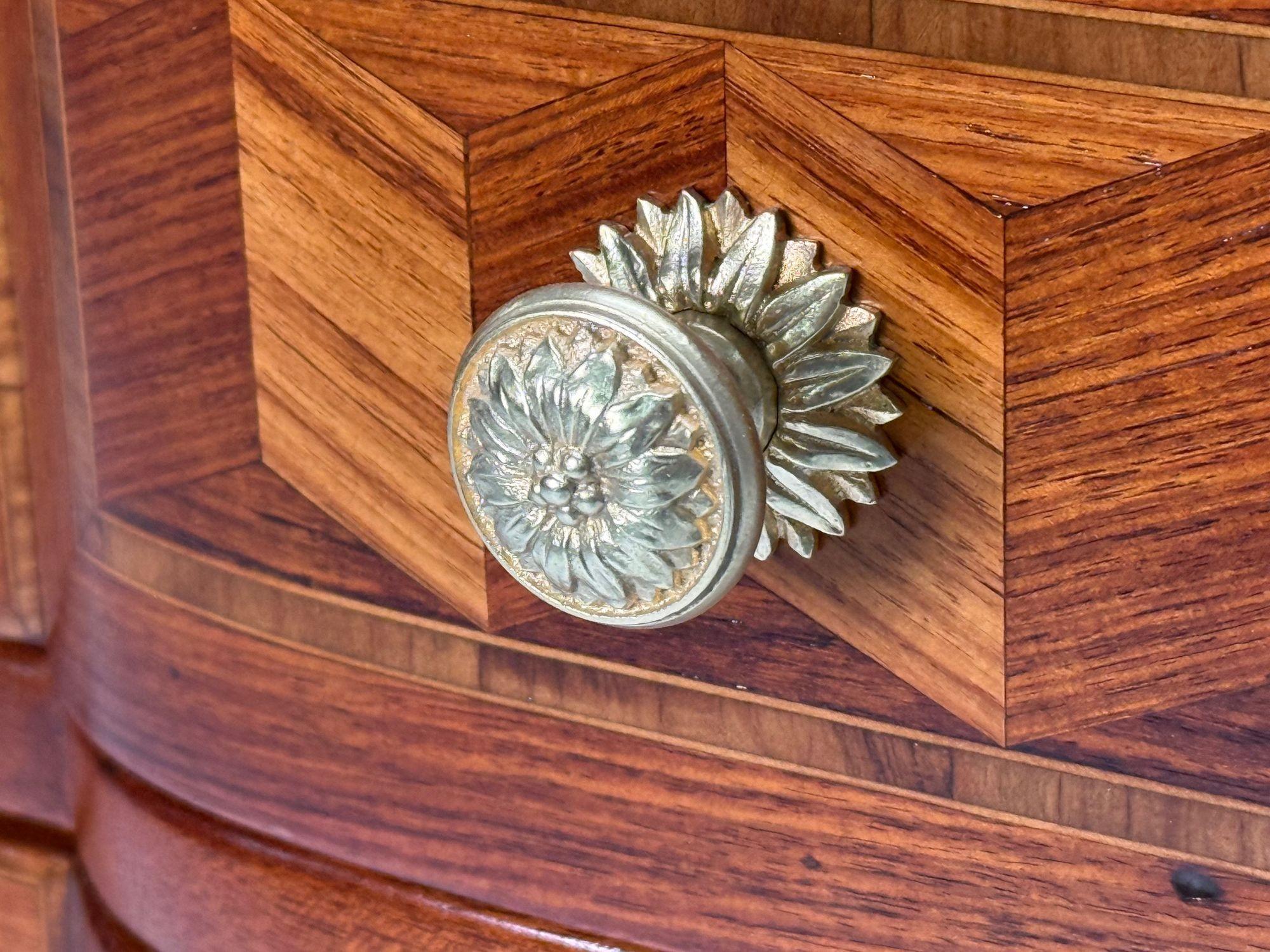 Commode francese a blocco, stile Luigi XV, legno di Re, bronzo, XIX secolo in vendita 7