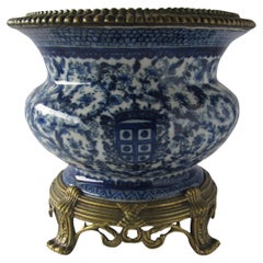 Blaue und weiße Keramik im Louis XV-Stil, Ormulu montiert Cache-Topf