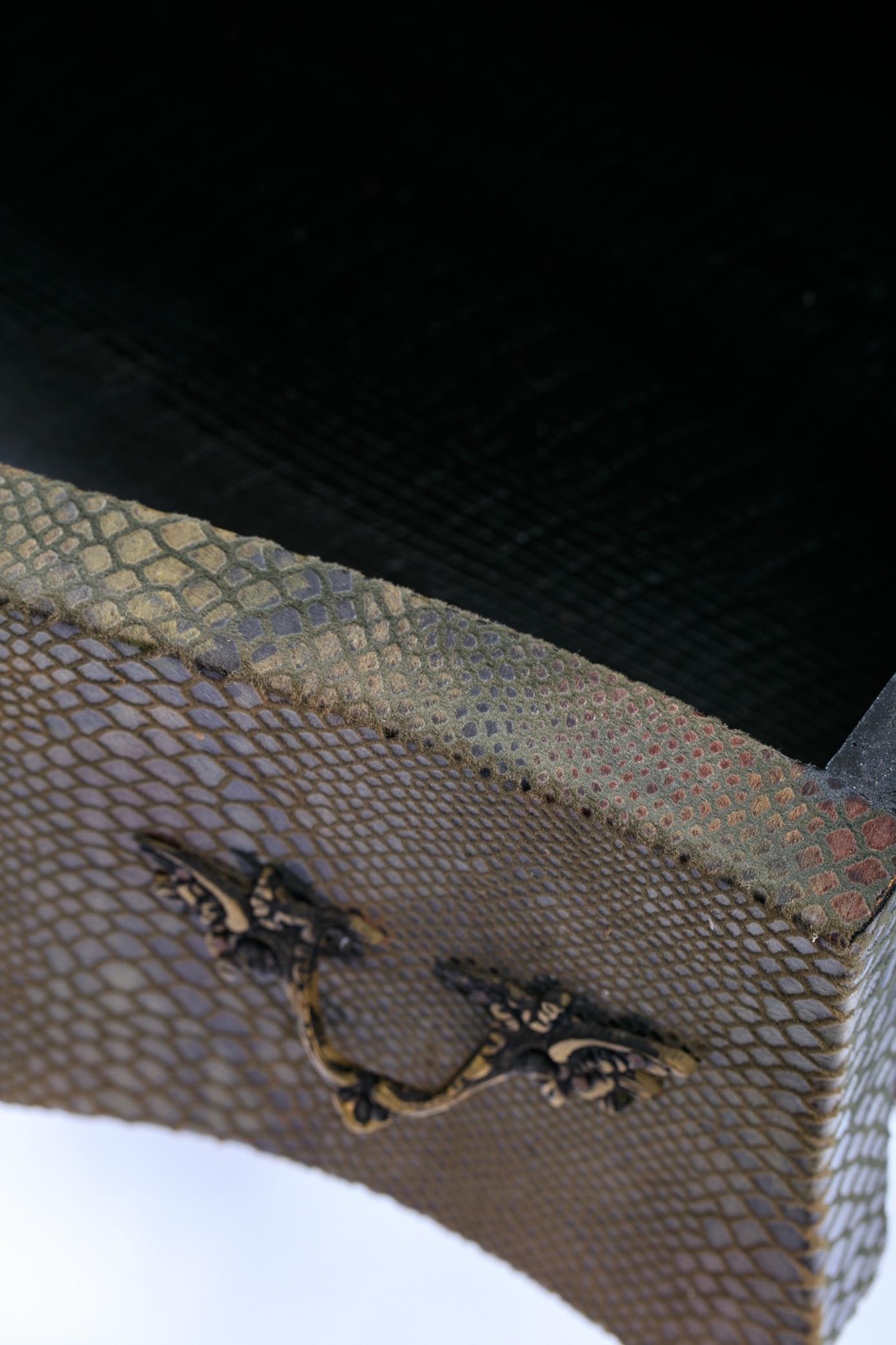 Commode Bombé de style Louis XV enveloppée de fausse peau de serpent vert Oliver en vente 5