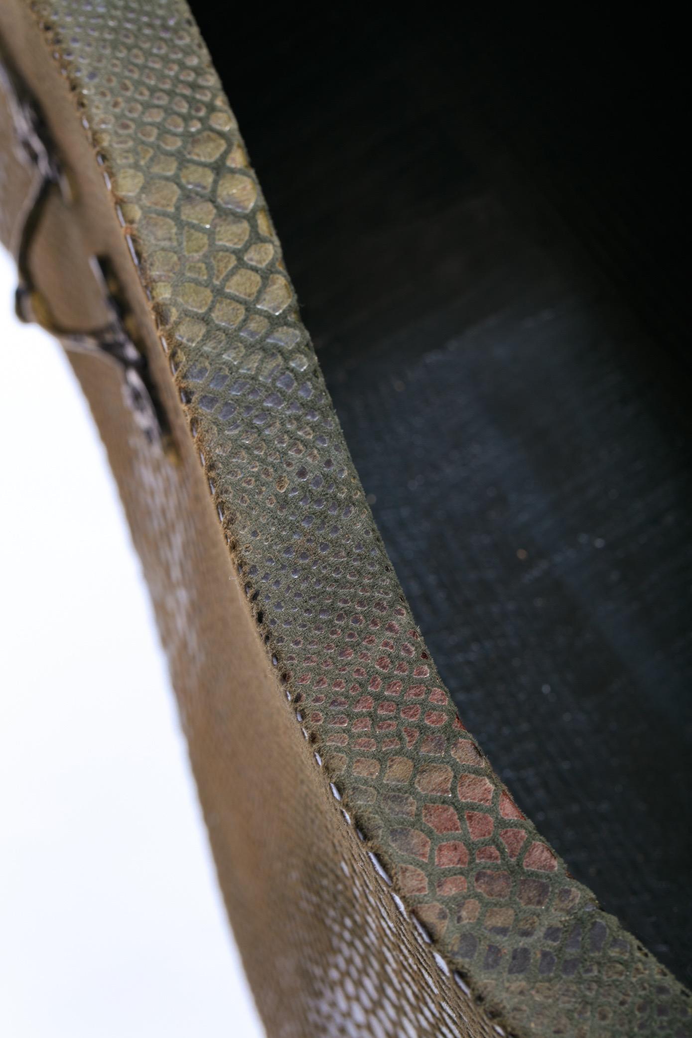 Bombé-Kommode im Stil Louis XV mit olivgrünem Schlangenlederimitat überzogen im Angebot 8