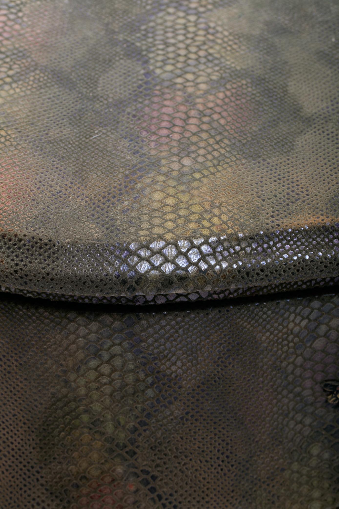 Commode Bombé de style Louis XV enveloppée de fausse peau de serpent vert Oliver en vente 3