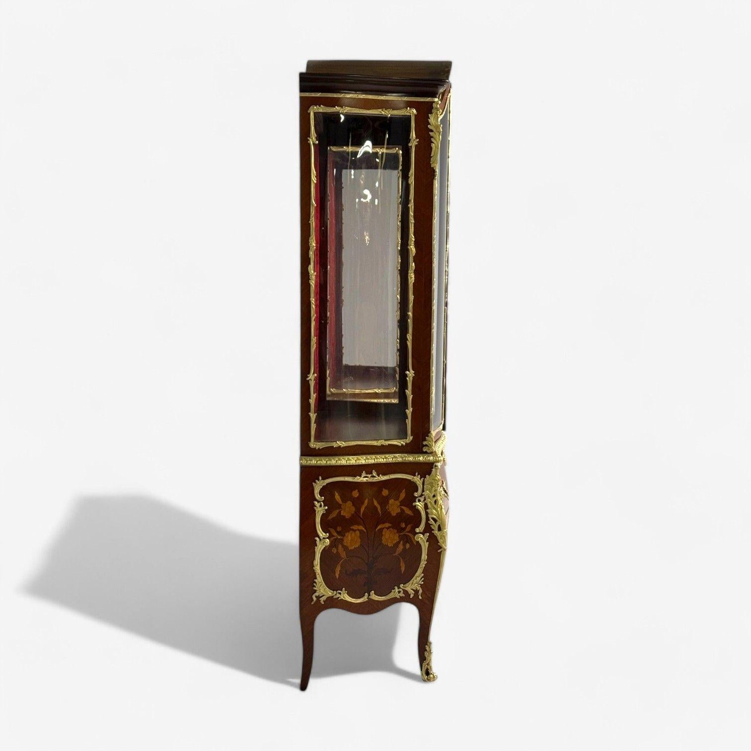 Vitrine a bombe in stile Luigi XV, bronzo ormolato, intarsi, Francia, 19° secolo in vendita 5