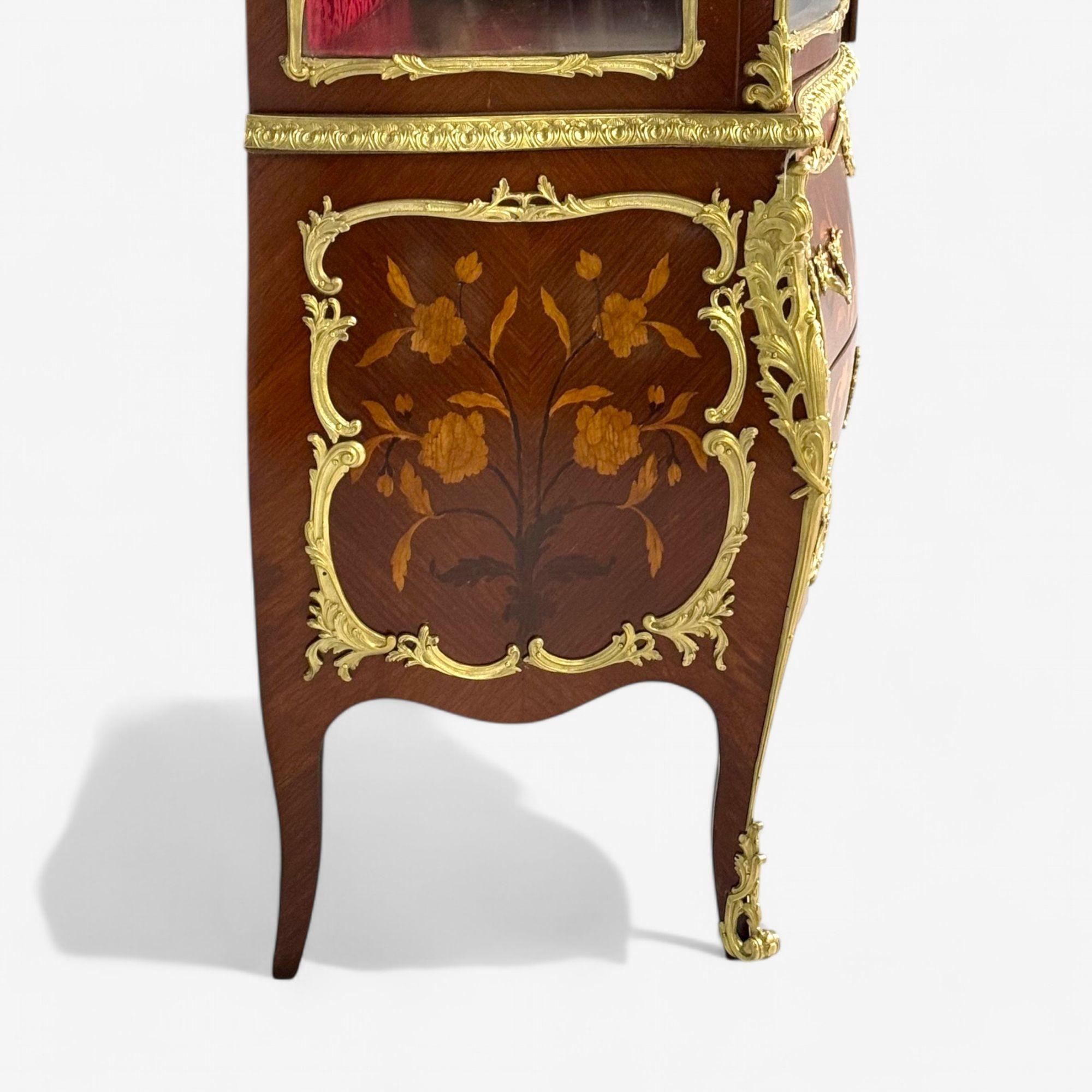 Vitrine a bombe in stile Luigi XV, bronzo ormolato, intarsi, Francia, 19° secolo in vendita 6