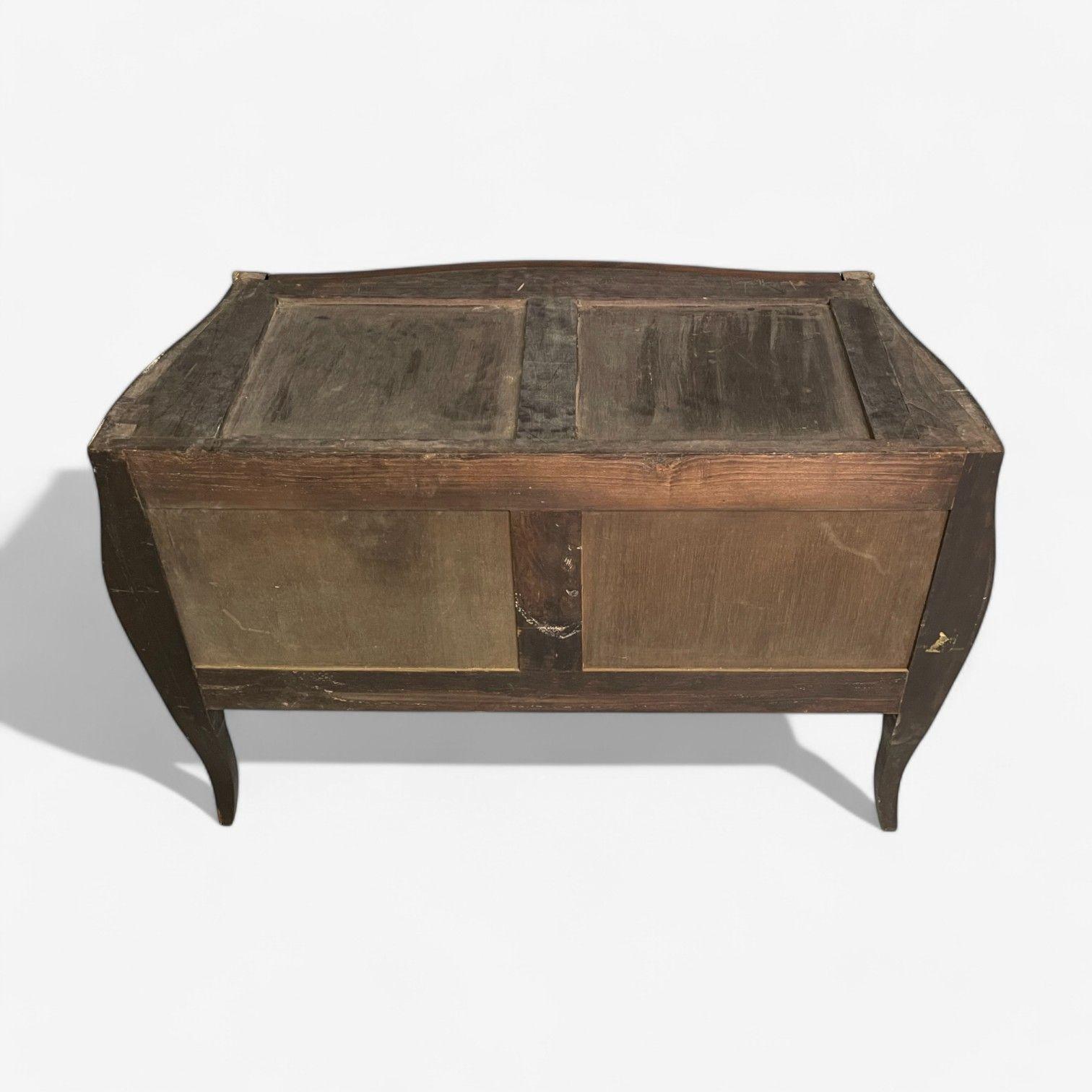 Vitrine a bombe in stile Luigi XV, bronzo ormolato, intarsi, Francia, 19° secolo in vendita 7