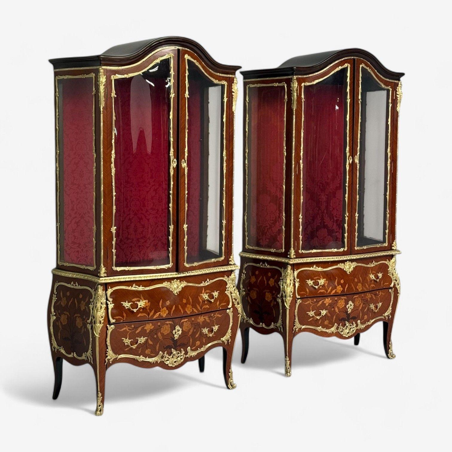 Vitrine a bombe in stile Luigi XV, bronzo ormolato, intarsio, Francia, XIX secolo.

Ti presentiamo una magnifica coppia di Vitrine o Vetrine completamente rifinite. Ognuno di essi presenta una cassapanca o un comodino in stile bombe, ornato da