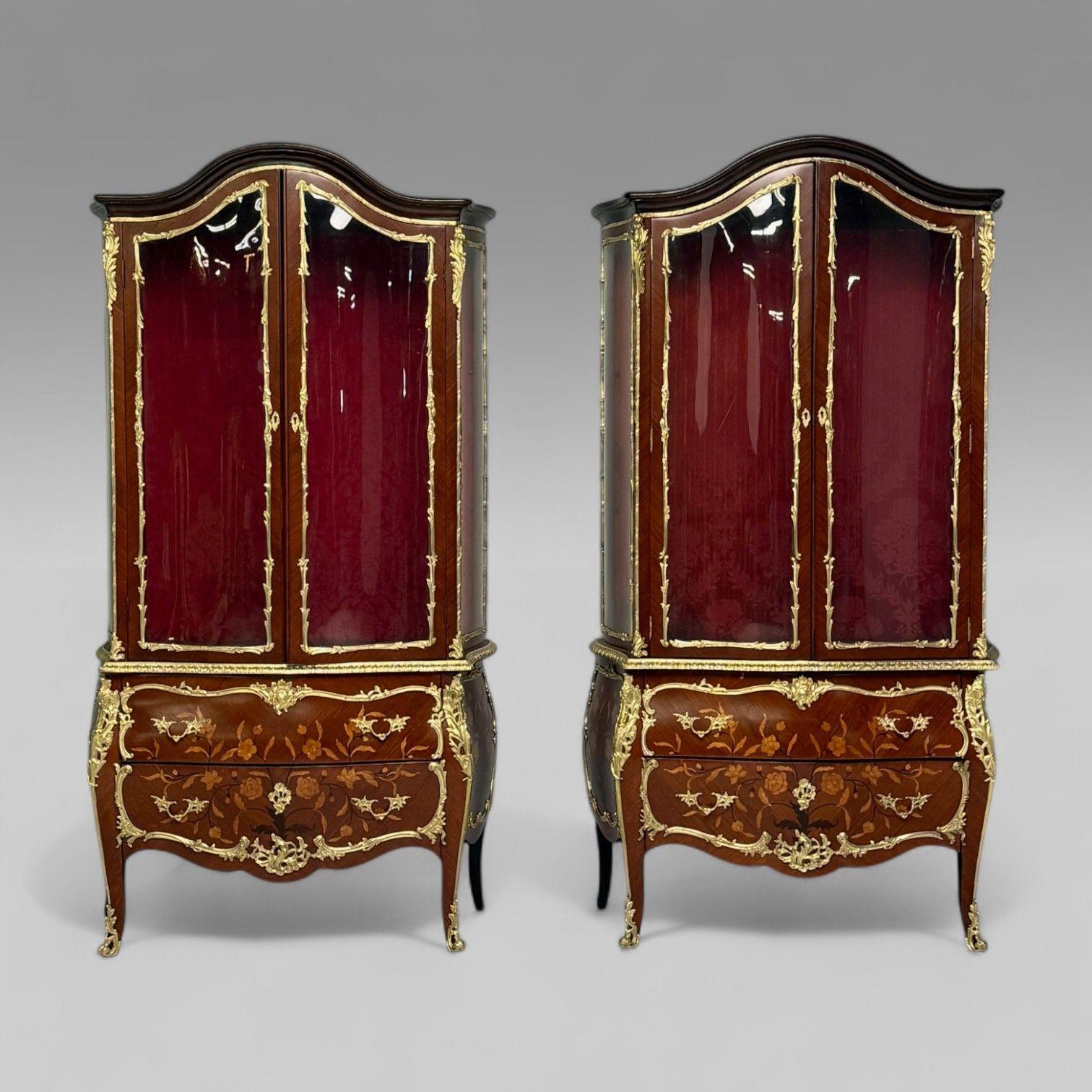 Francese Vitrine a bombe in stile Luigi XV, bronzo ormolato, intarsi, Francia, 19° secolo in vendita