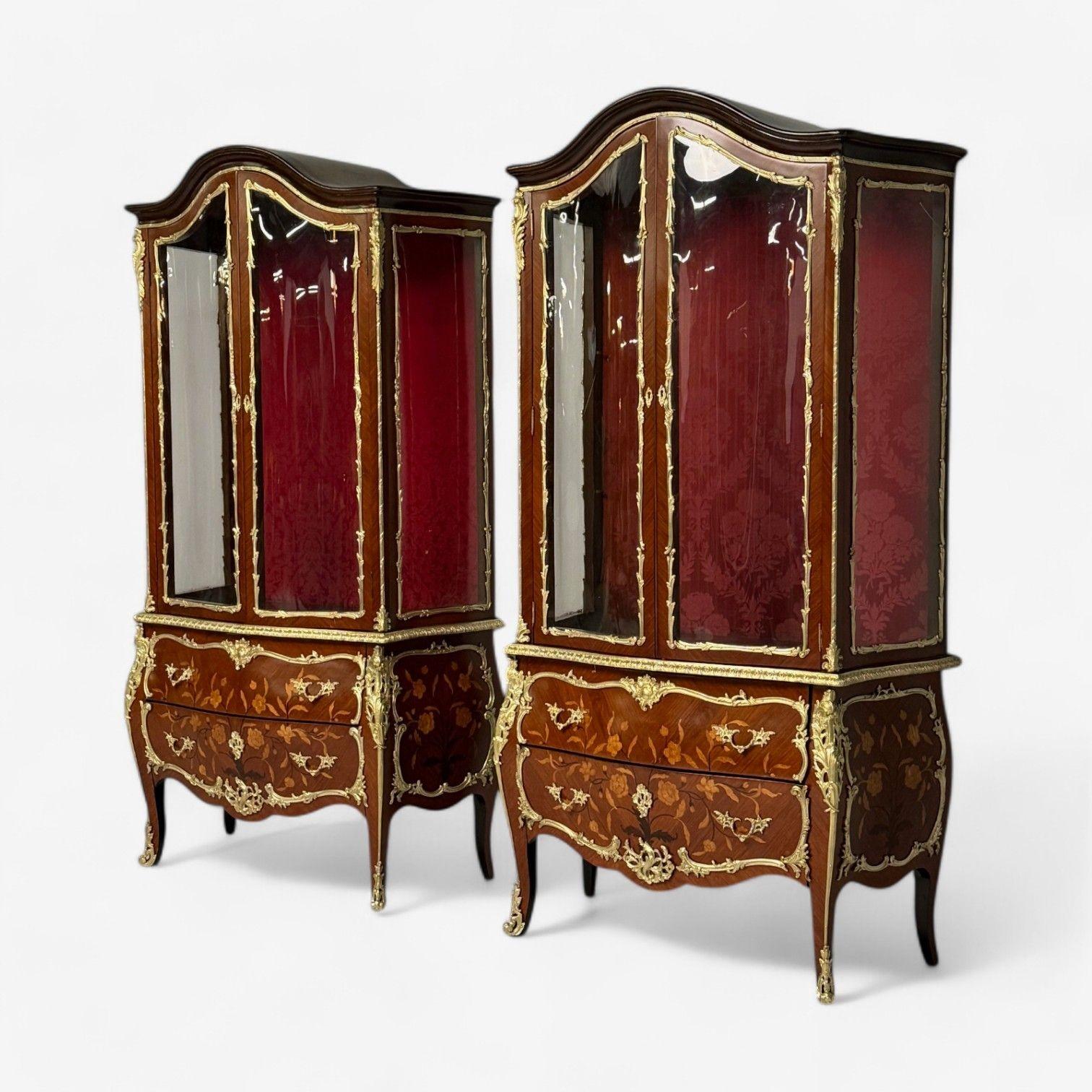 Vitrine a bombe in stile Luigi XV, bronzo ormolato, intarsi, Francia, 19° secolo In condizioni buone in vendita a Manhasset, NY