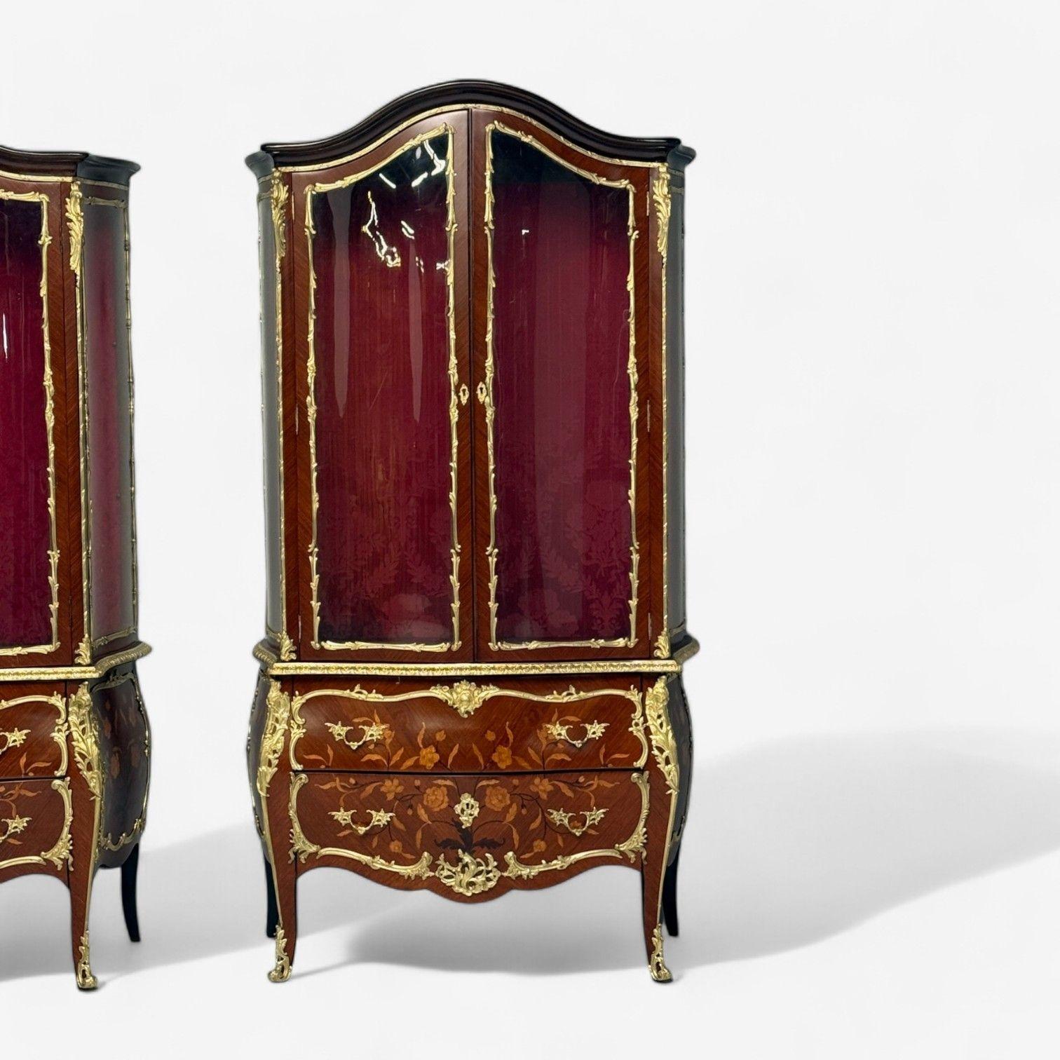 XIX secolo Vitrine a bombe in stile Luigi XV, bronzo ormolato, intarsi, Francia, 19° secolo in vendita