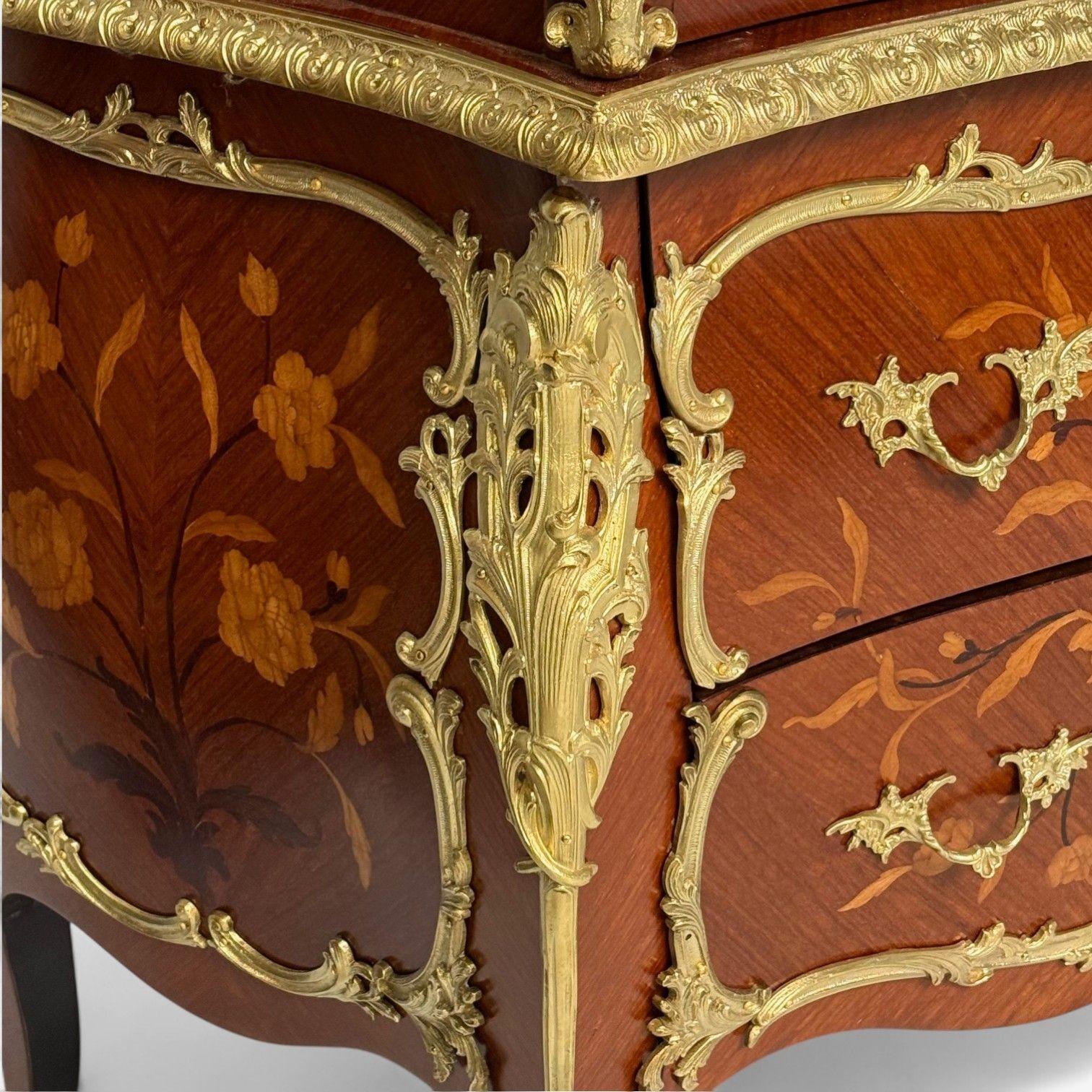 Vitrine a bombe in stile Luigi XV, bronzo ormolato, intarsi, Francia, 19° secolo in vendita 1