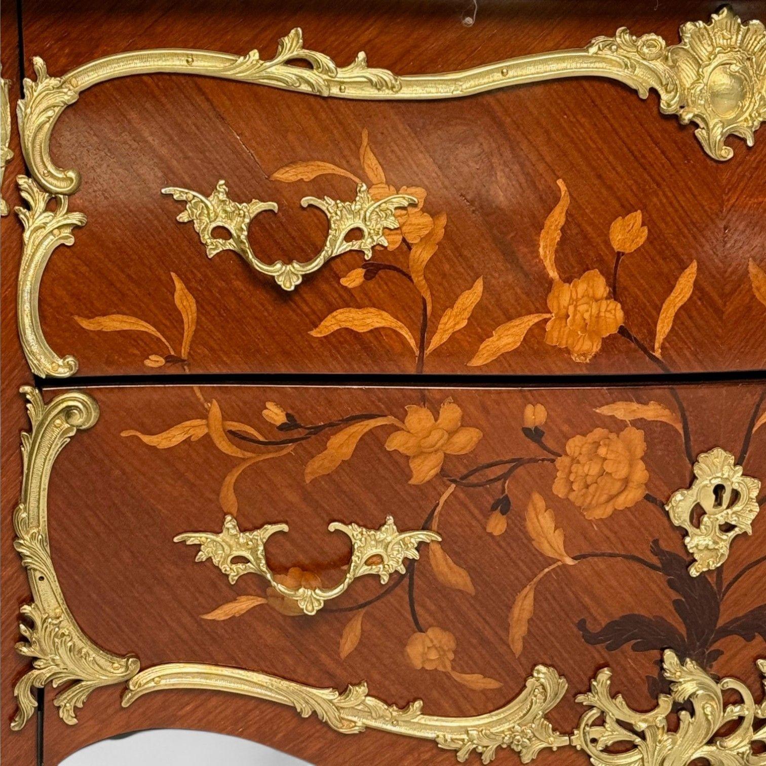 Vitrine a bombe in stile Luigi XV, bronzo ormolato, intarsi, Francia, 19° secolo in vendita 2