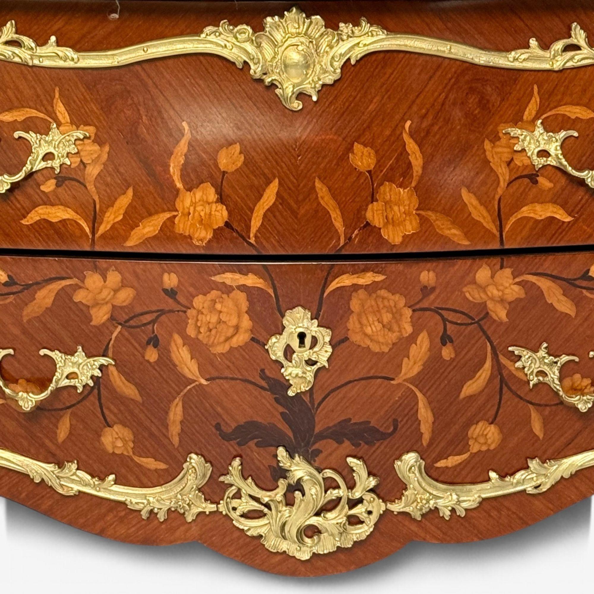 Vitrine a bombe in stile Luigi XV, bronzo ormolato, intarsi, Francia, 19° secolo in vendita 3
