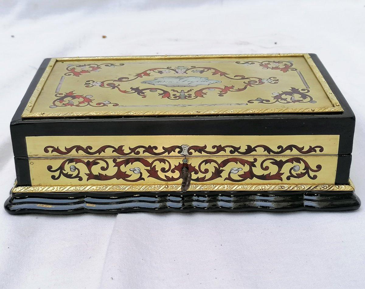 Louis XV style jewelry or decorative box in Boulle Marquetry style in red tortoiseshell mother of pearl and pewter with 2 fine delicate golden bronze lingotières, inside the cartouche in mother of pearl e is monogrammed with the previous ladies