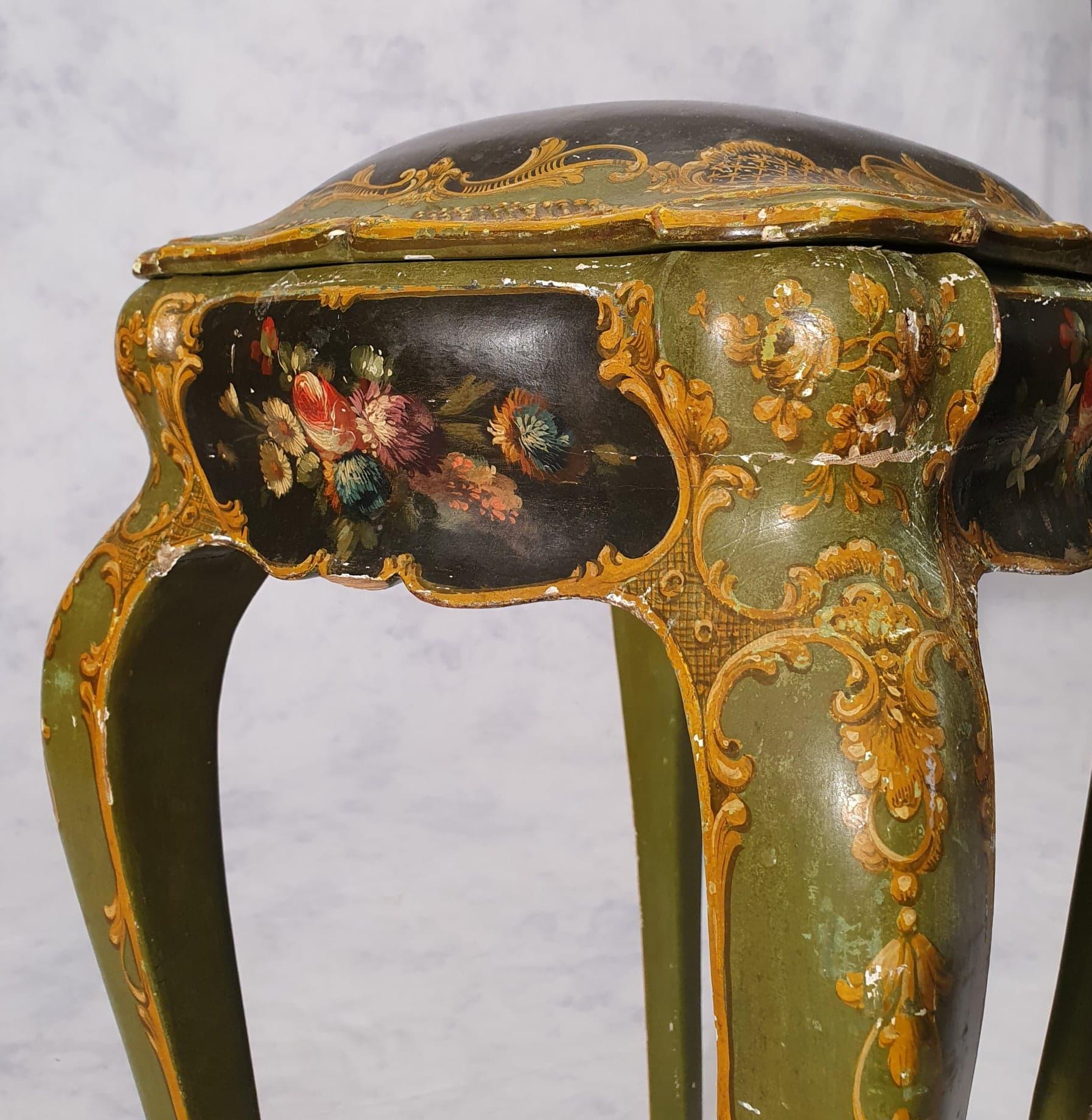 Very original small Venetian table-box in Louis XV style. This small 19th century piece of furniture is typical of the typical Venetian work of that time. The delicacy of the cabinetry and the finesse of the painting give this room a very special