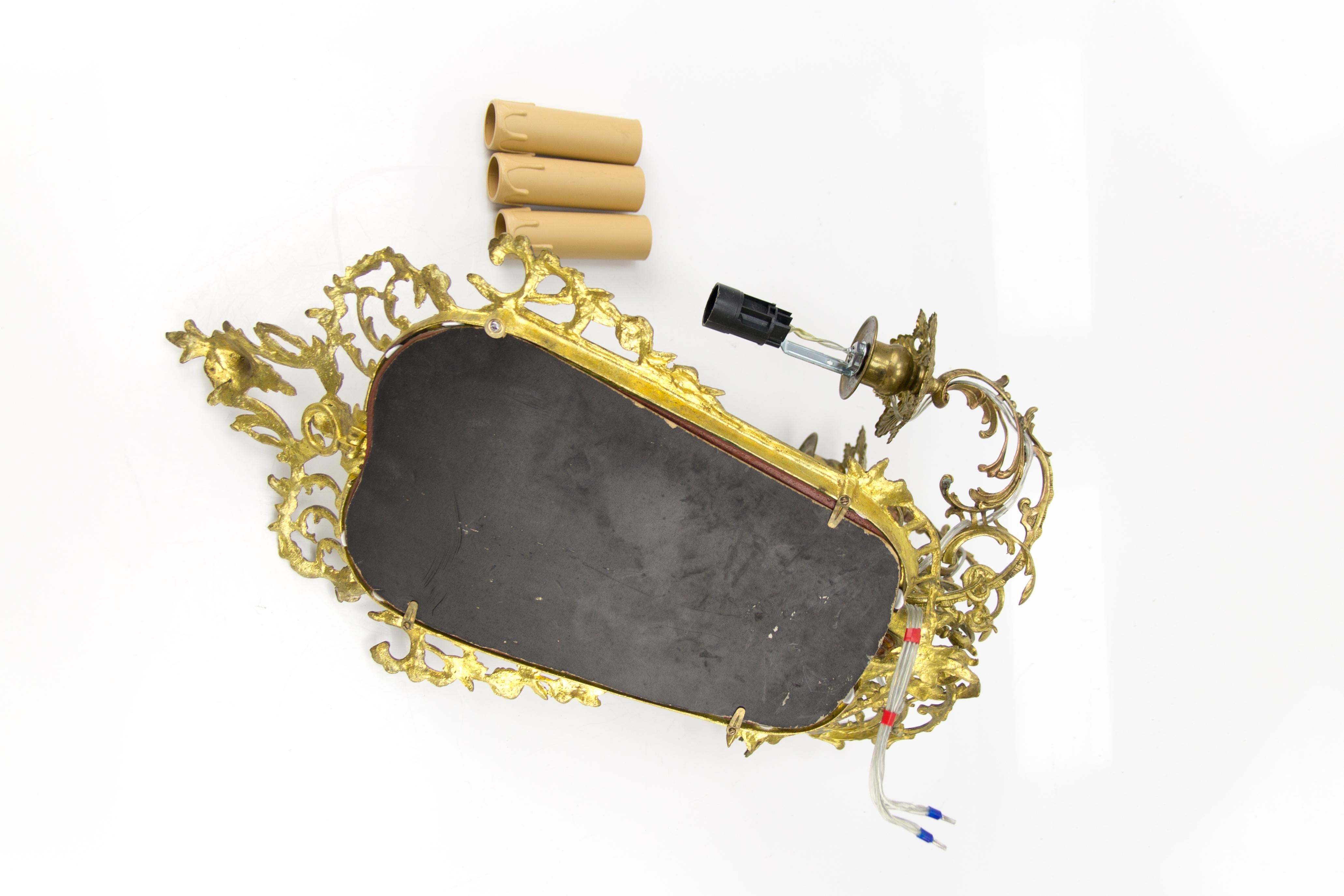 Dreiarmiger verspiegelter Girandole-Wandleuchter aus Messing und Bronze im Louis-XV-Stil im Angebot 6