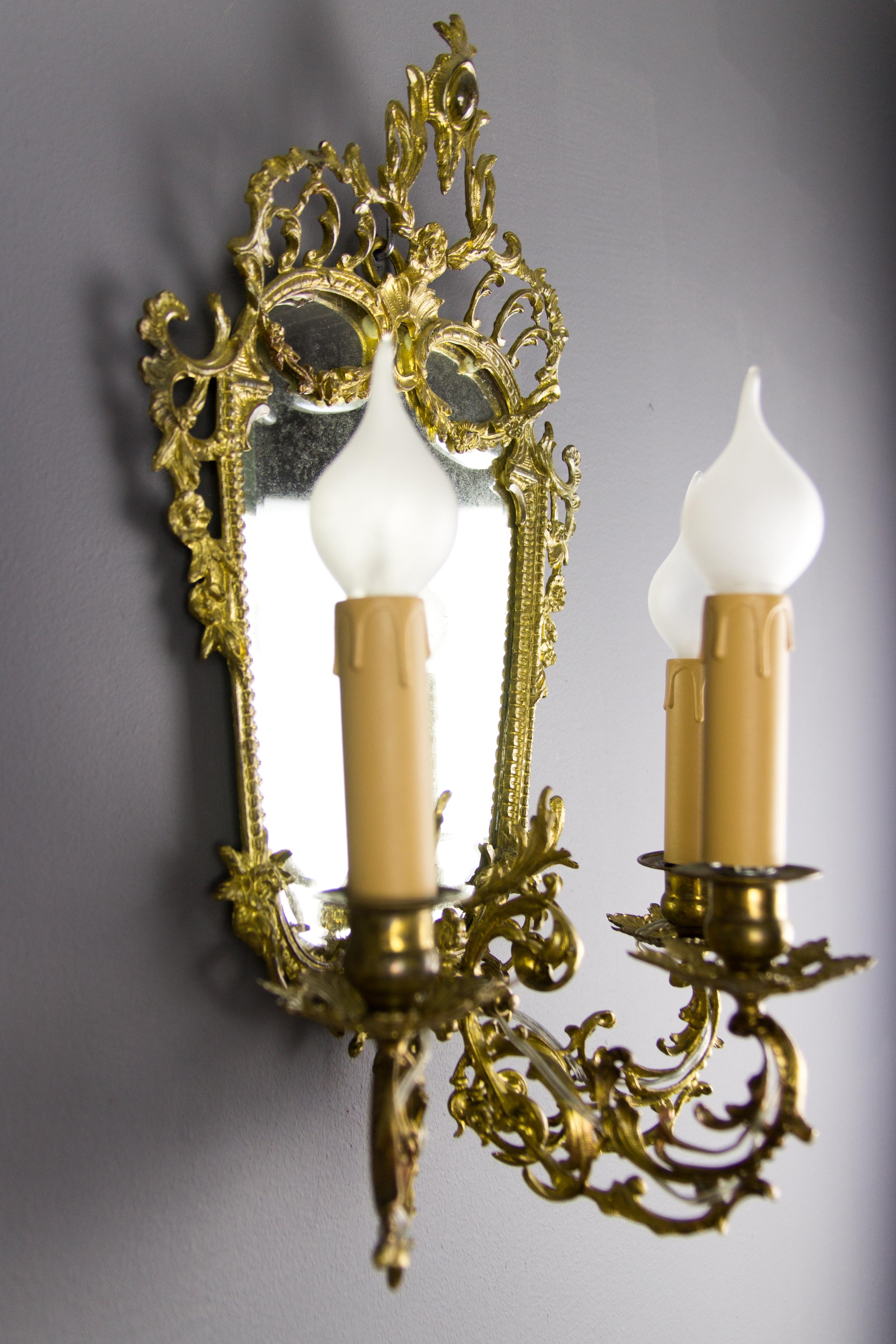 Dreiarmiger verspiegelter Girandole-Wandleuchter aus Messing und Bronze im Louis-XV-Stil (Spiegel) im Angebot
