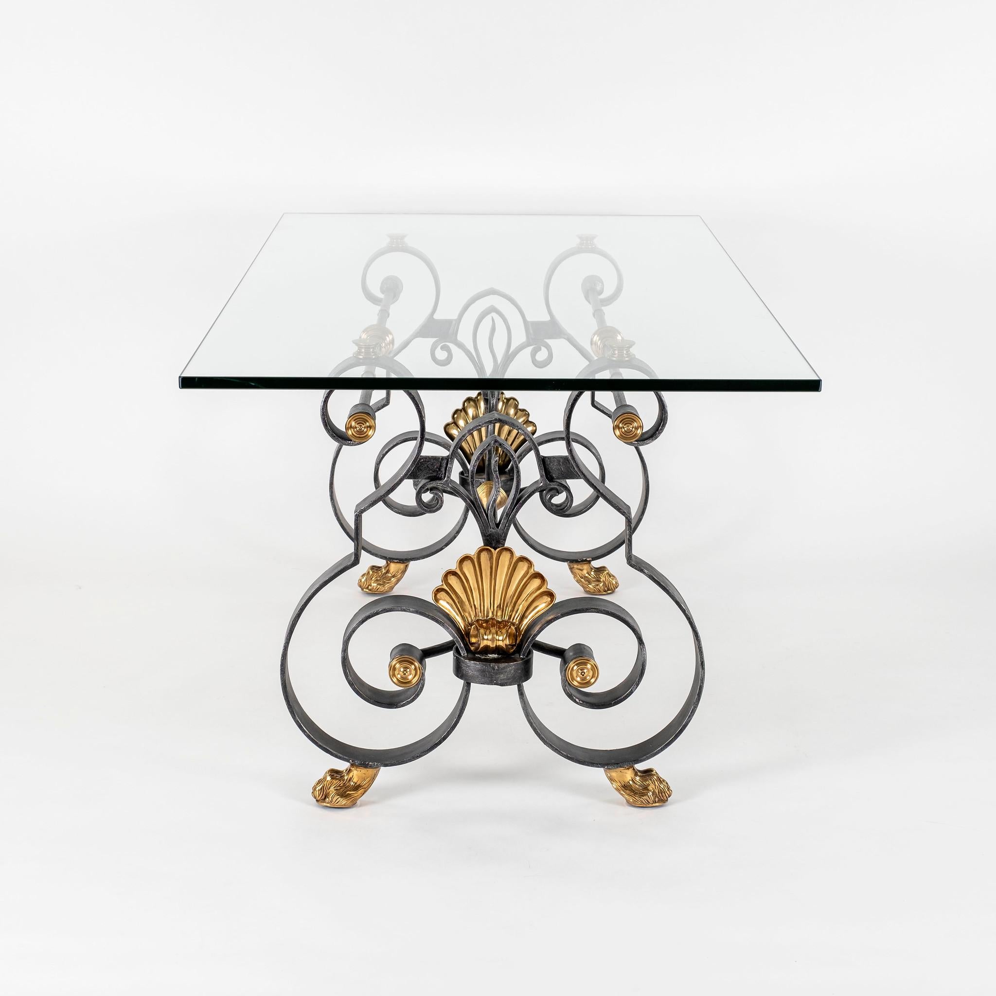 Européen Table de salle à manger de style Louis XV en laiton, fer et verre en vente