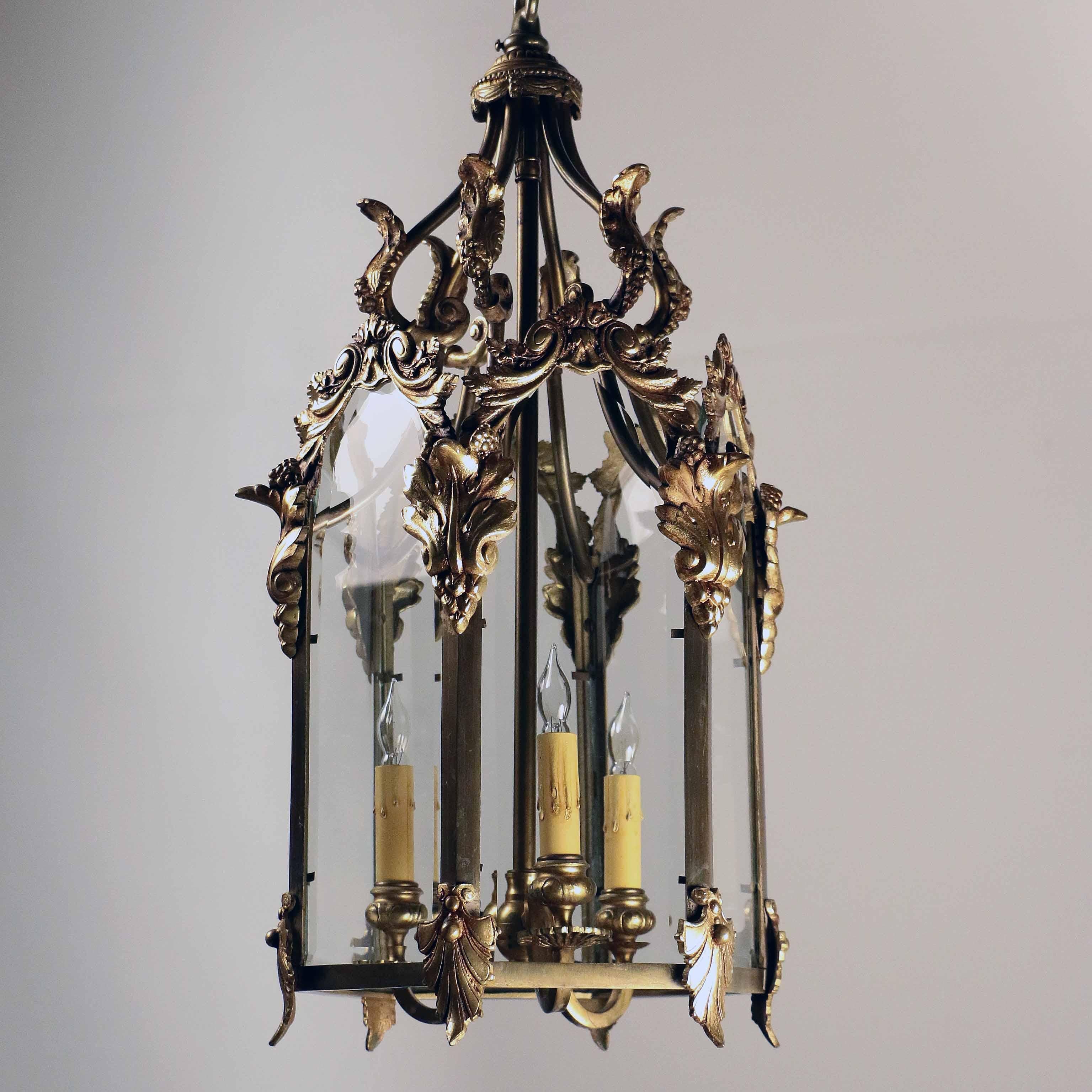 Louis XV Style Brass Lantern In Good Condition For Sale In Montreal, QC