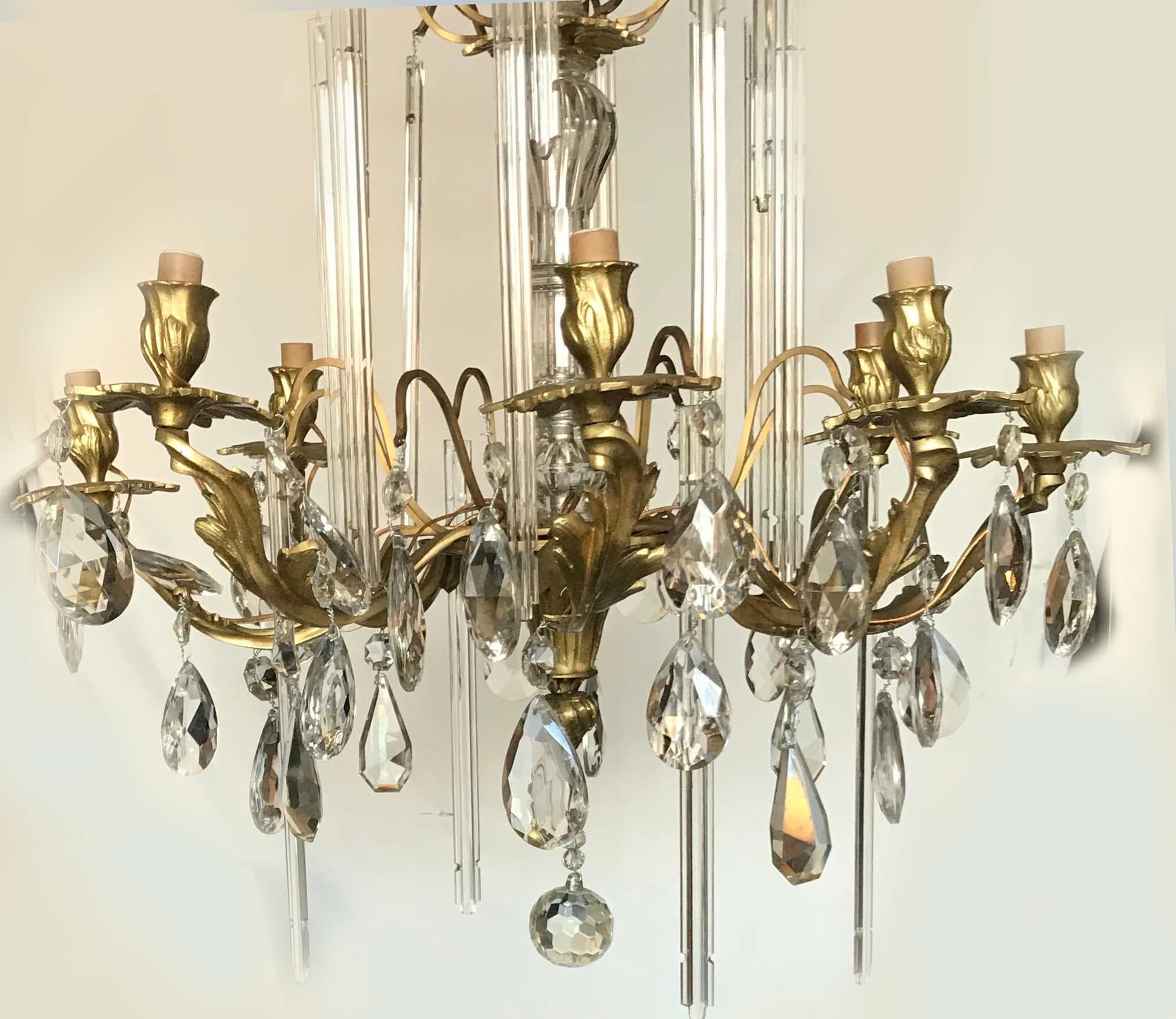 Superb bronze and crystal chandelier, 8 lights , 60 watts max bulb
US rewired and in working condition
Totally restored and refinished
From A Nice côte D’azur estate.