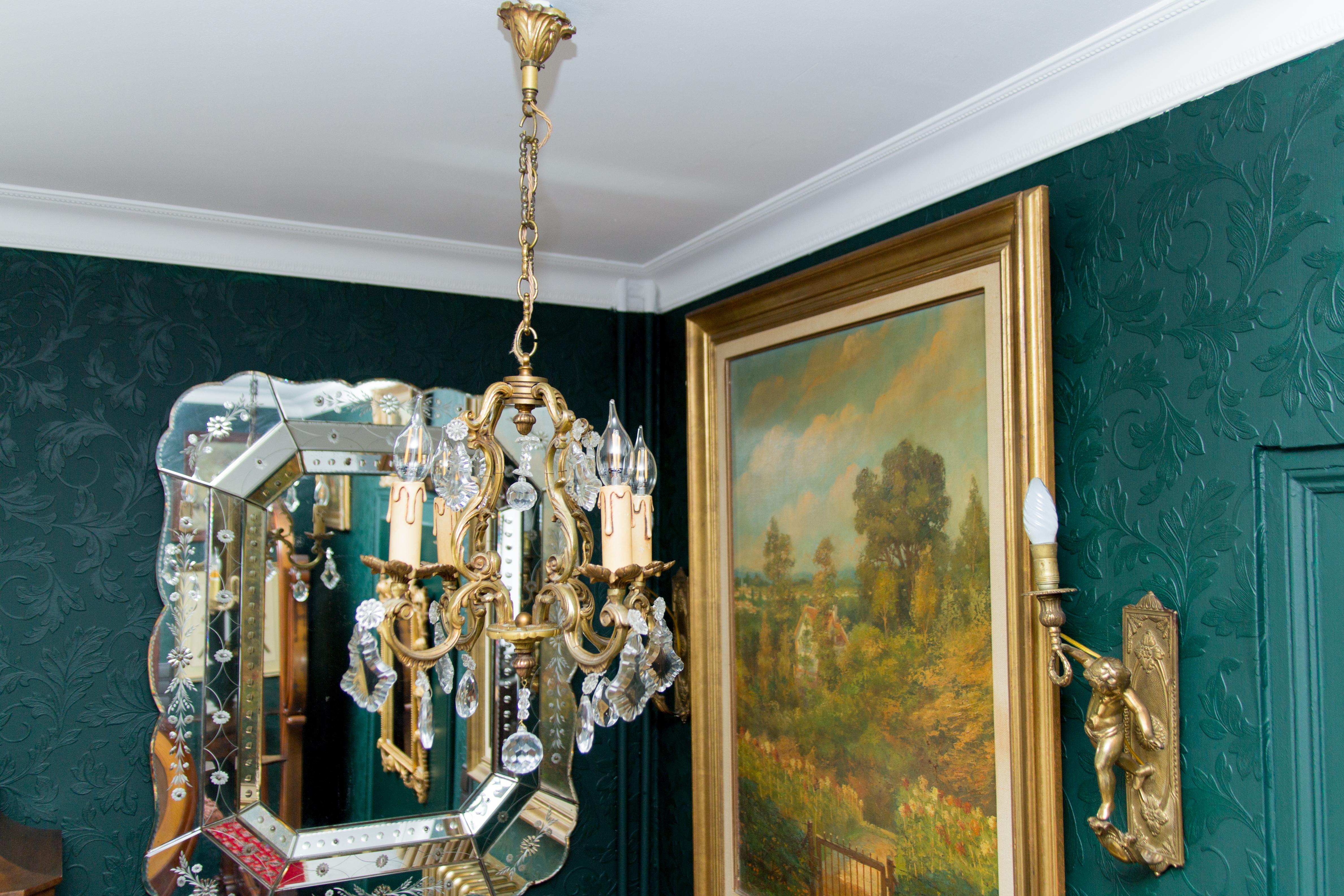 Lustre à quatre lumières de style Louis XV en bronze et cristal en vente 3