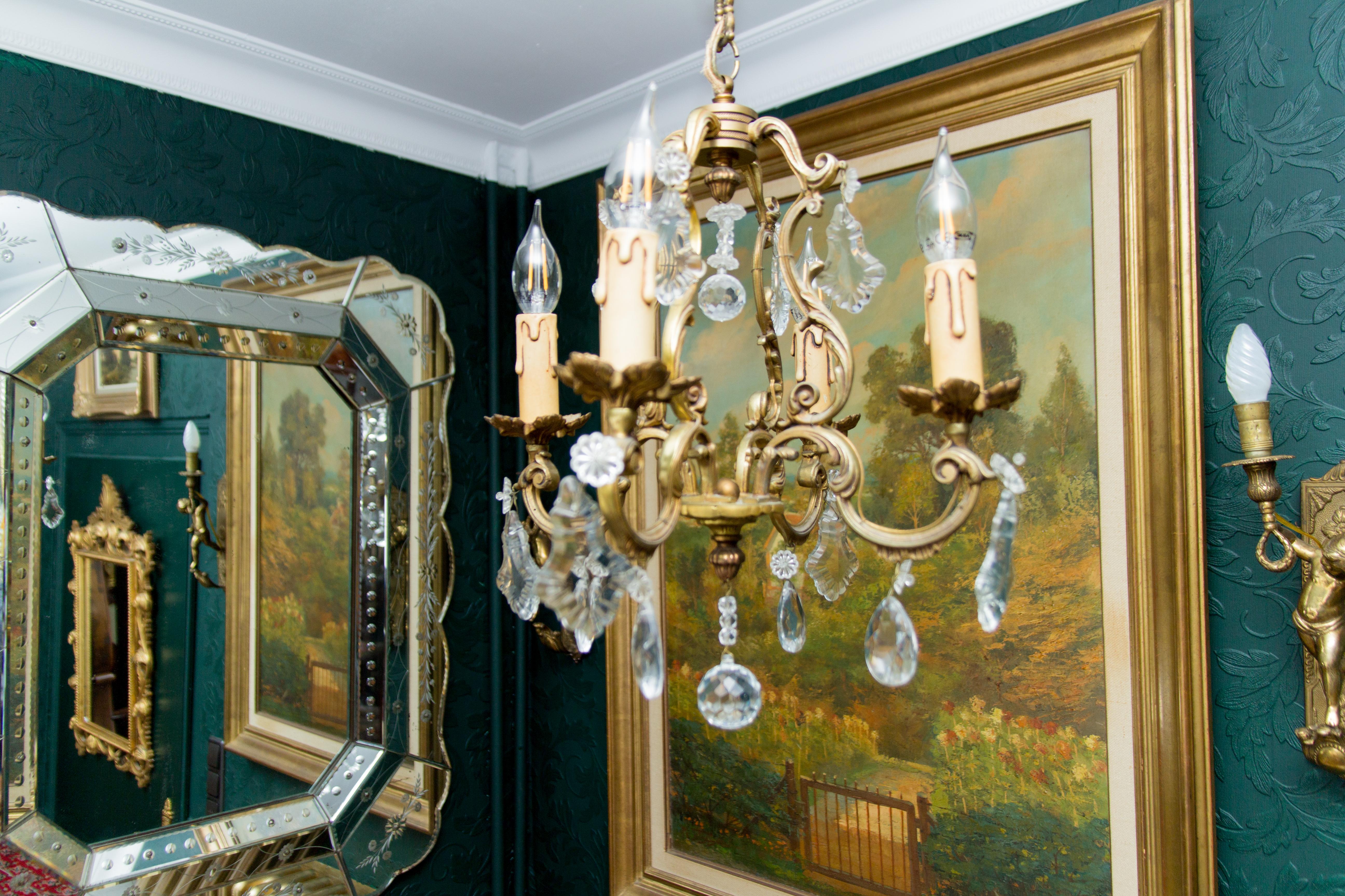 Lustre à quatre lumières de style Louis XV en bronze et cristal en vente 4