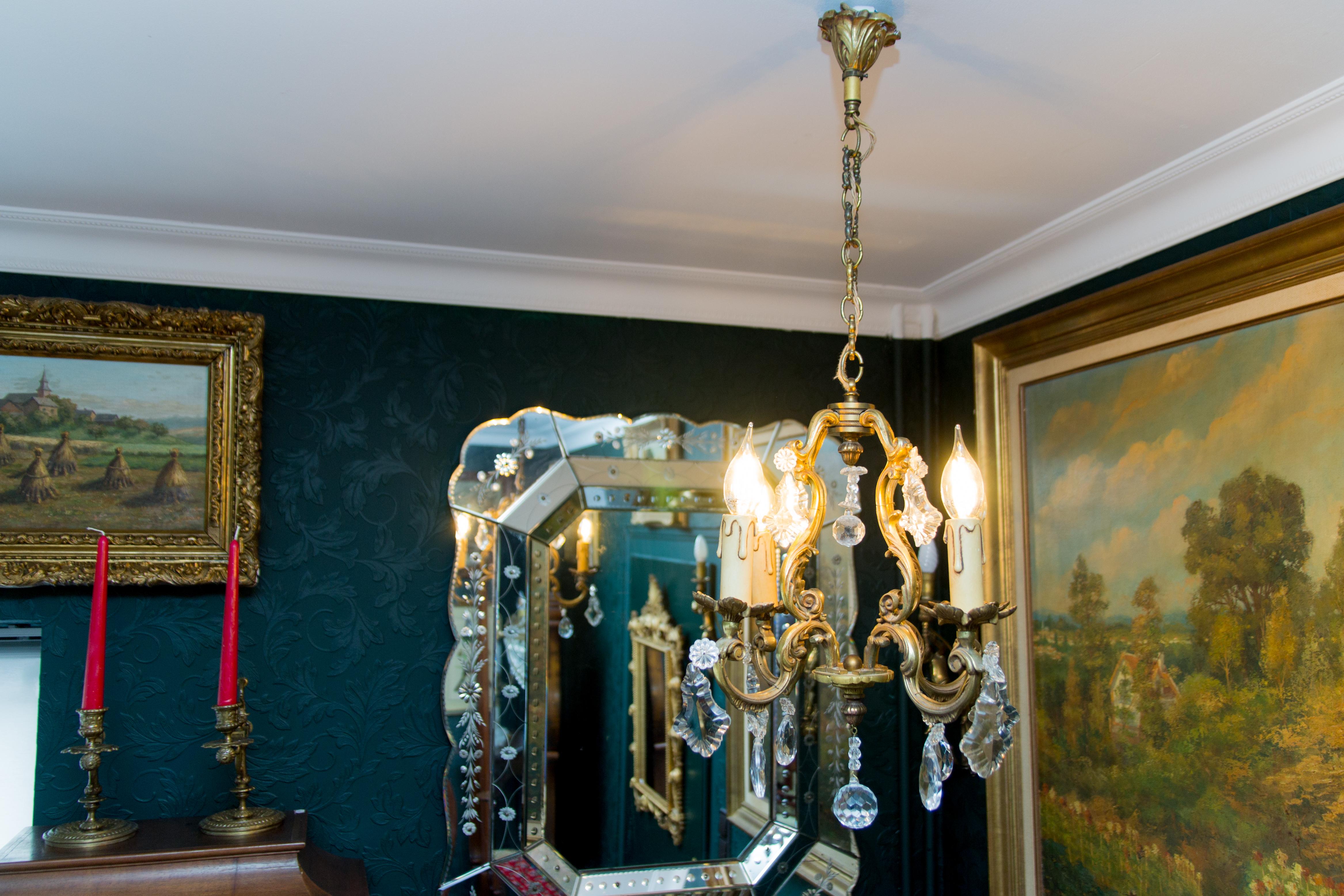 Lustre à quatre lumières de style Louis XV en bronze et cristal en vente 5