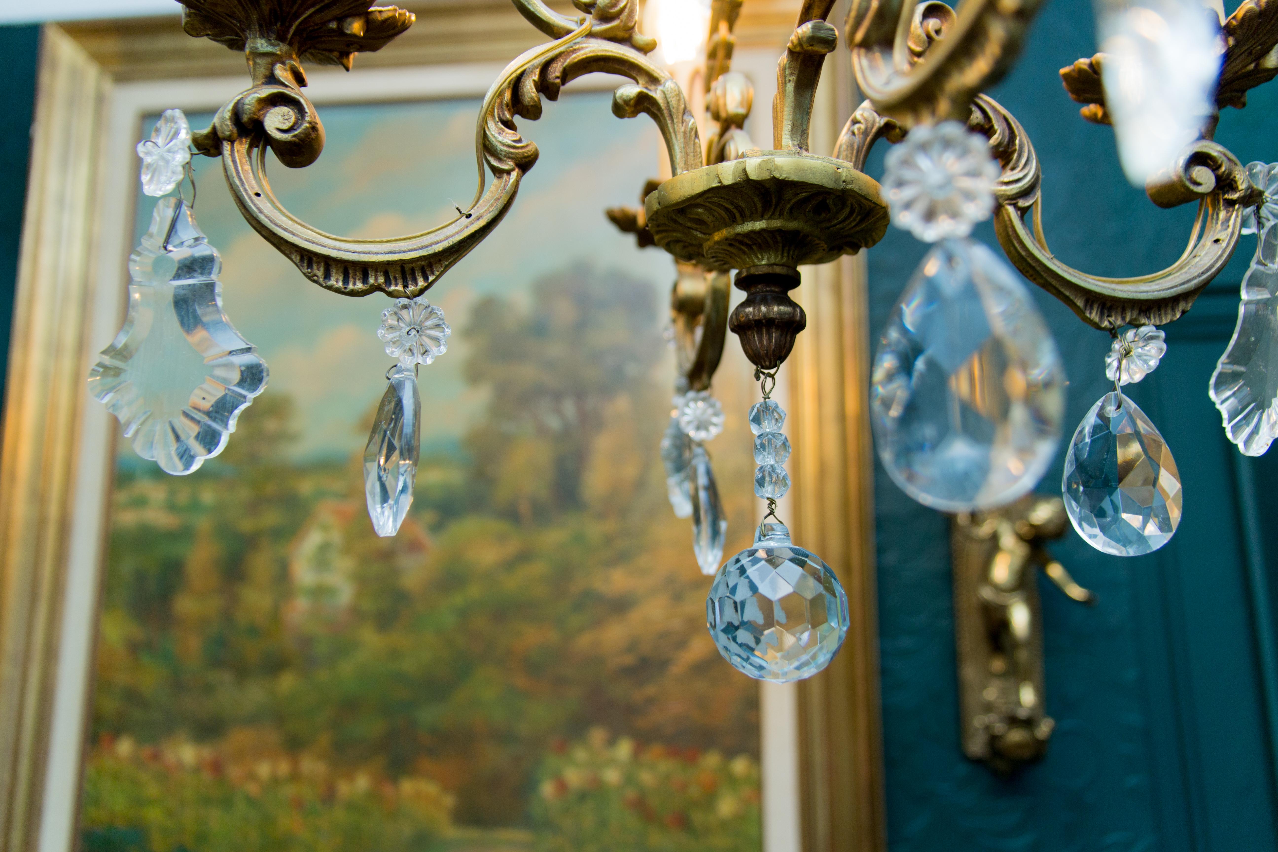 Lustre à quatre lumières de style Louis XV en bronze et cristal en vente 6