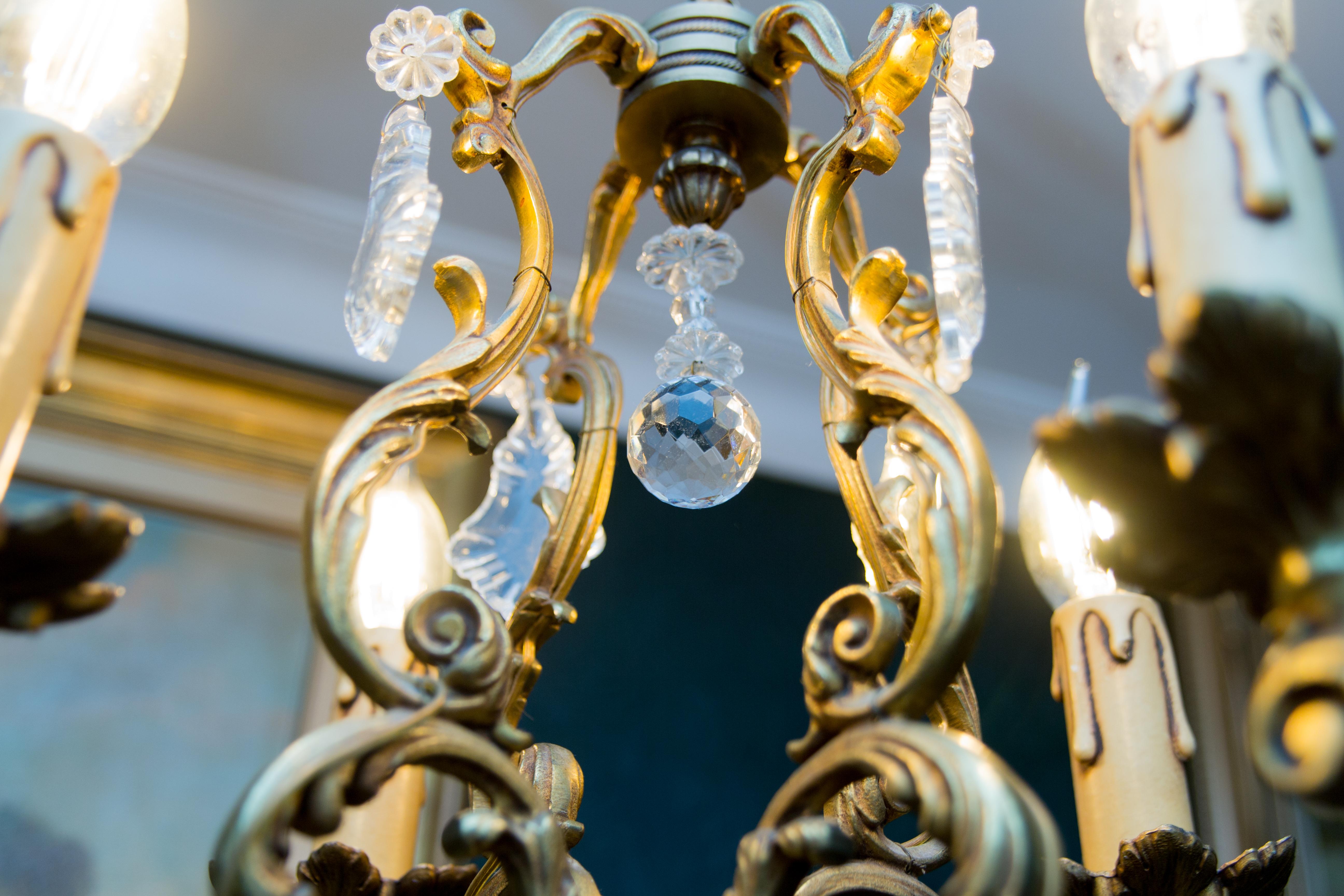 Kronleuchter mit vier Leuchten aus Bronze und Kristall im Louis-XV-Stil im Angebot 8