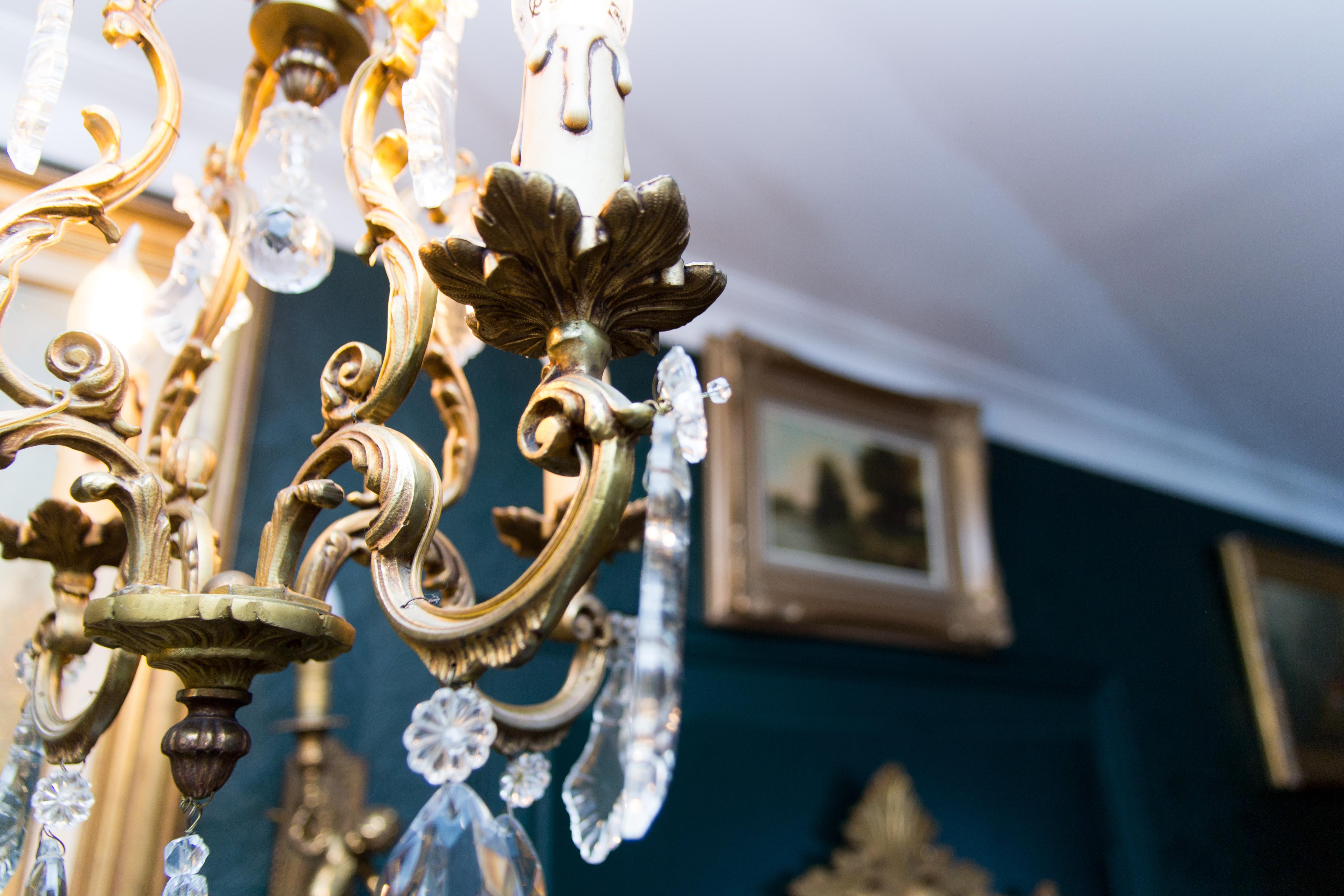 Kronleuchter mit vier Leuchten aus Bronze und Kristall im Louis-XV-Stil im Angebot 11