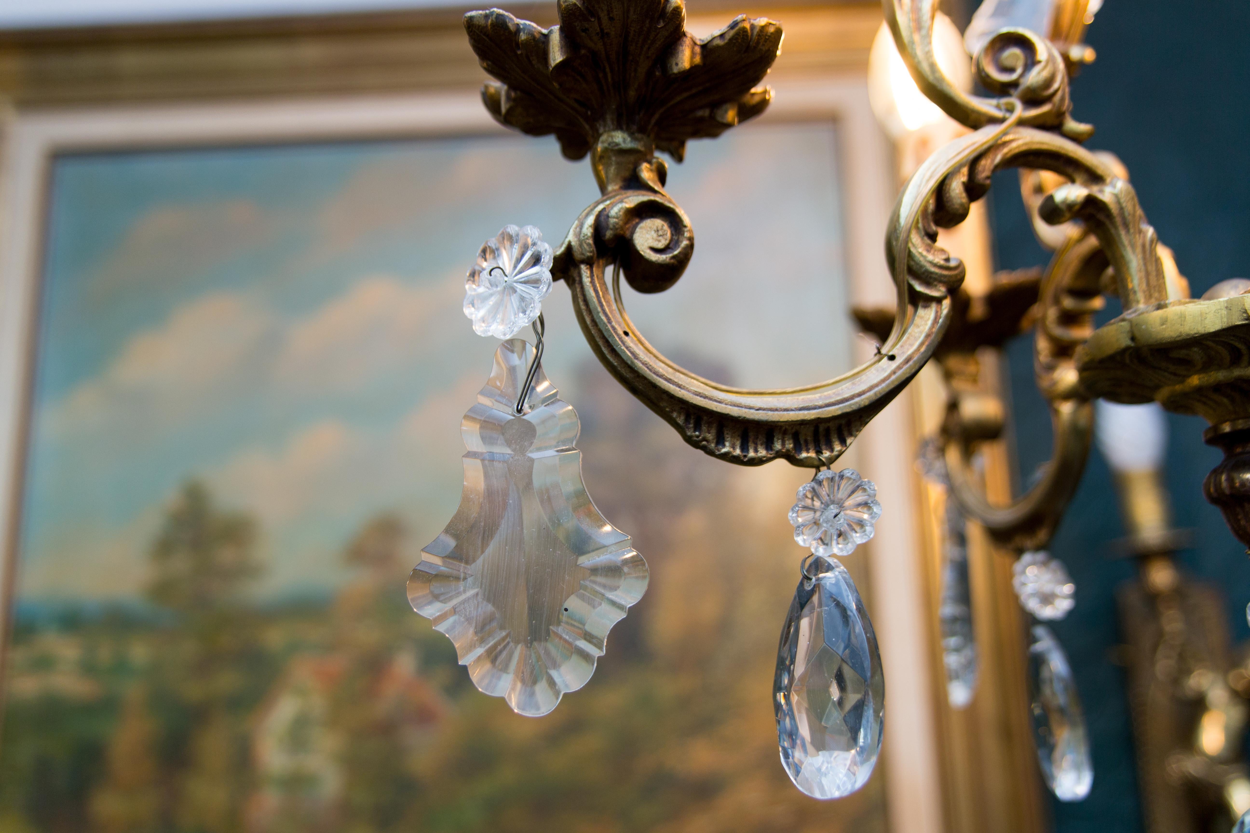 Kronleuchter mit vier Leuchten aus Bronze und Kristall im Louis-XV-Stil im Angebot 12