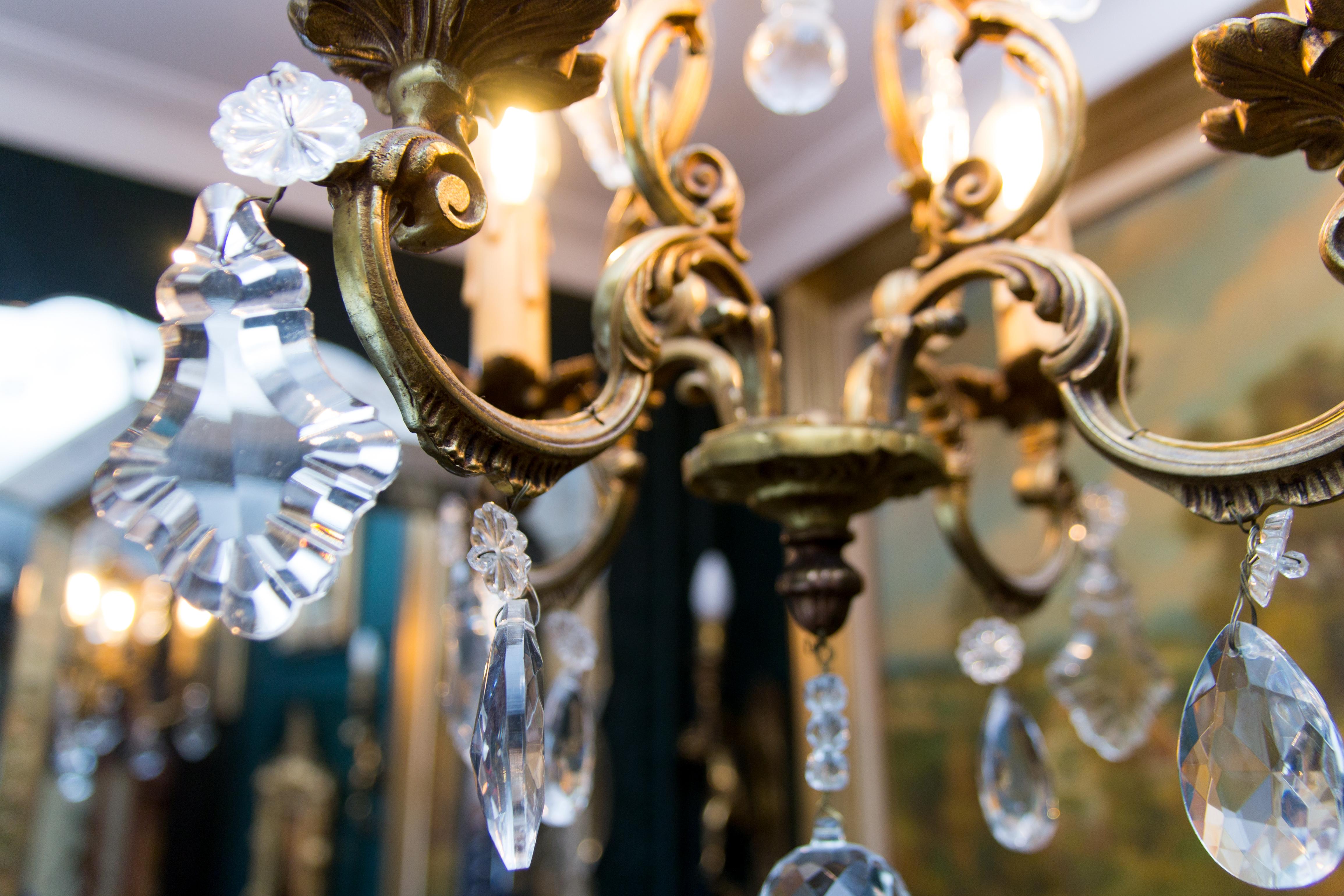 Lustre à quatre lumières de style Louis XV en bronze et cristal en vente 12