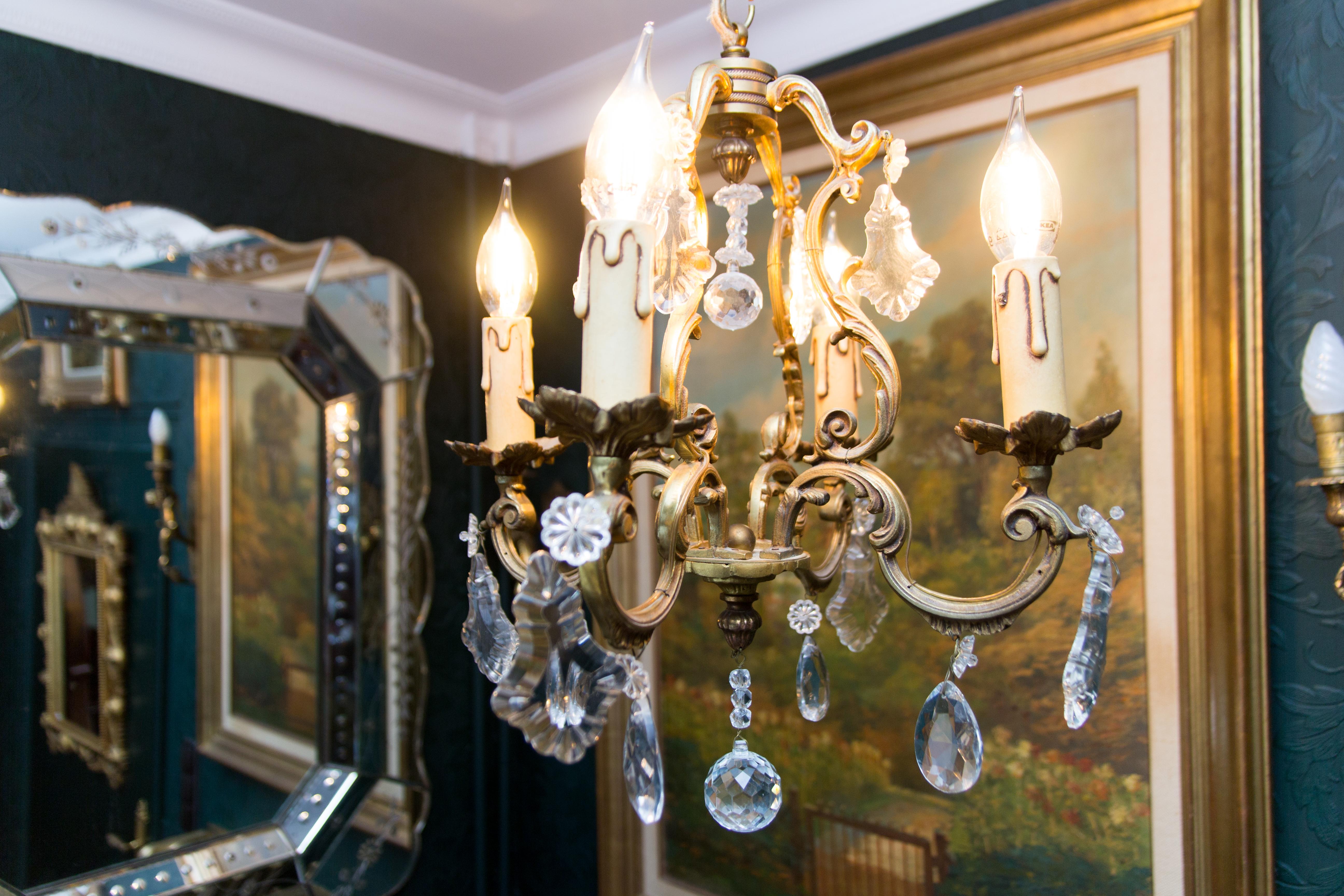 Lustre à quatre lumières de style Louis XV en bronze et cristal en vente 13