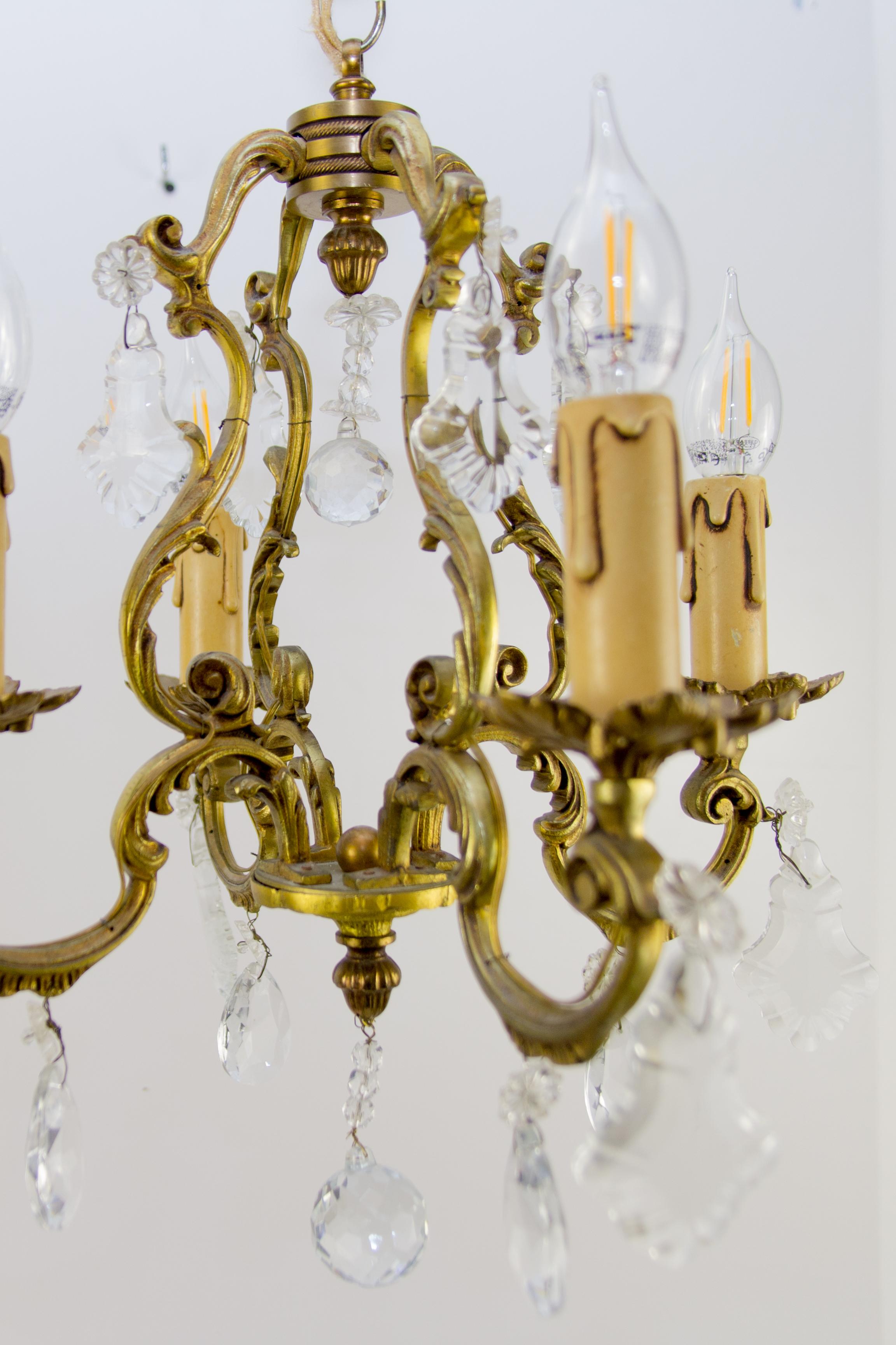 Kronleuchter mit vier Leuchten aus Bronze und Kristall im Louis-XV-Stil (Rokoko) im Angebot