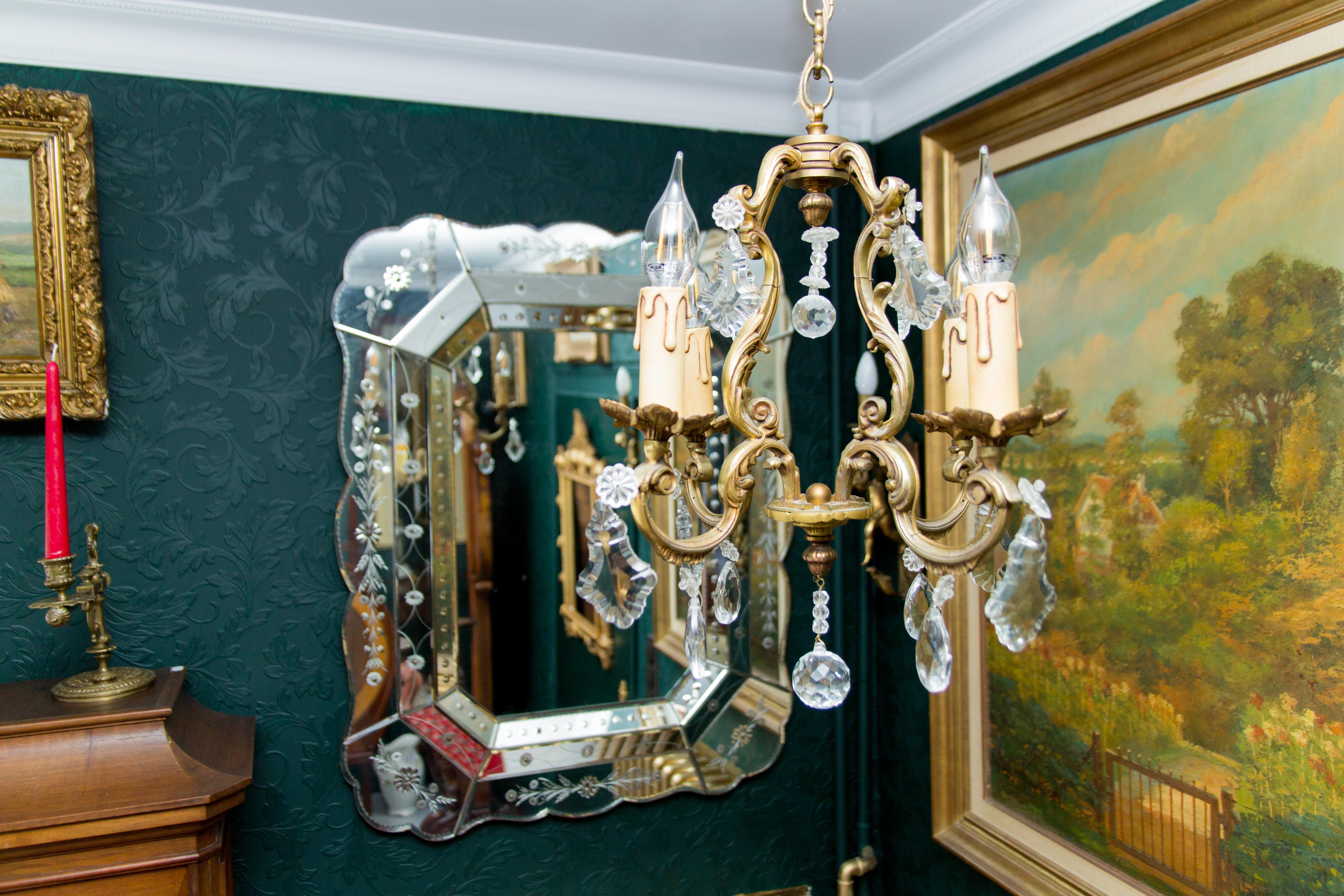 Lustre à quatre lumières de style Louis XV en bronze et cristal en vente 2