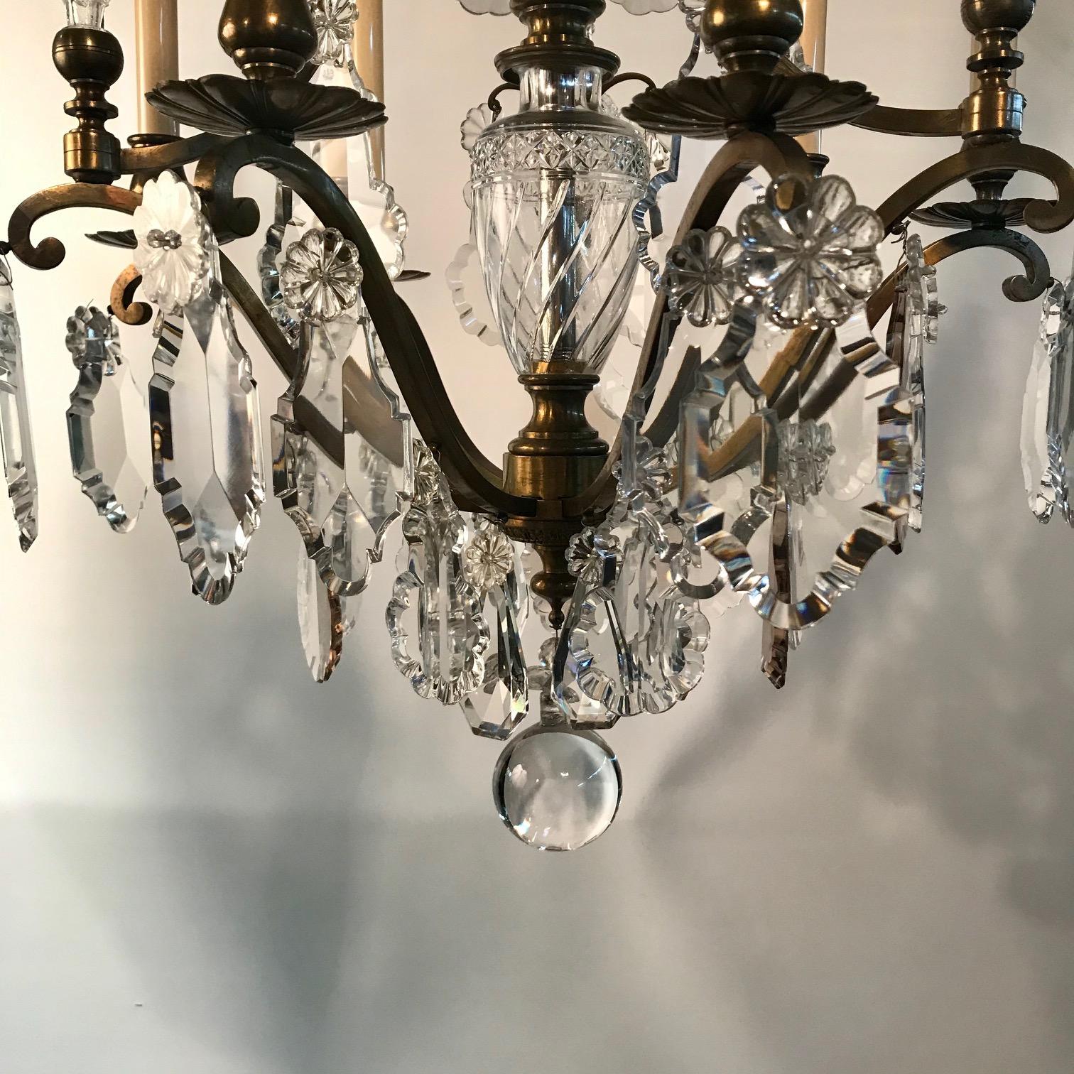 Lustre à six lumières de style Louis XV en bronze et cristal en vente 5
