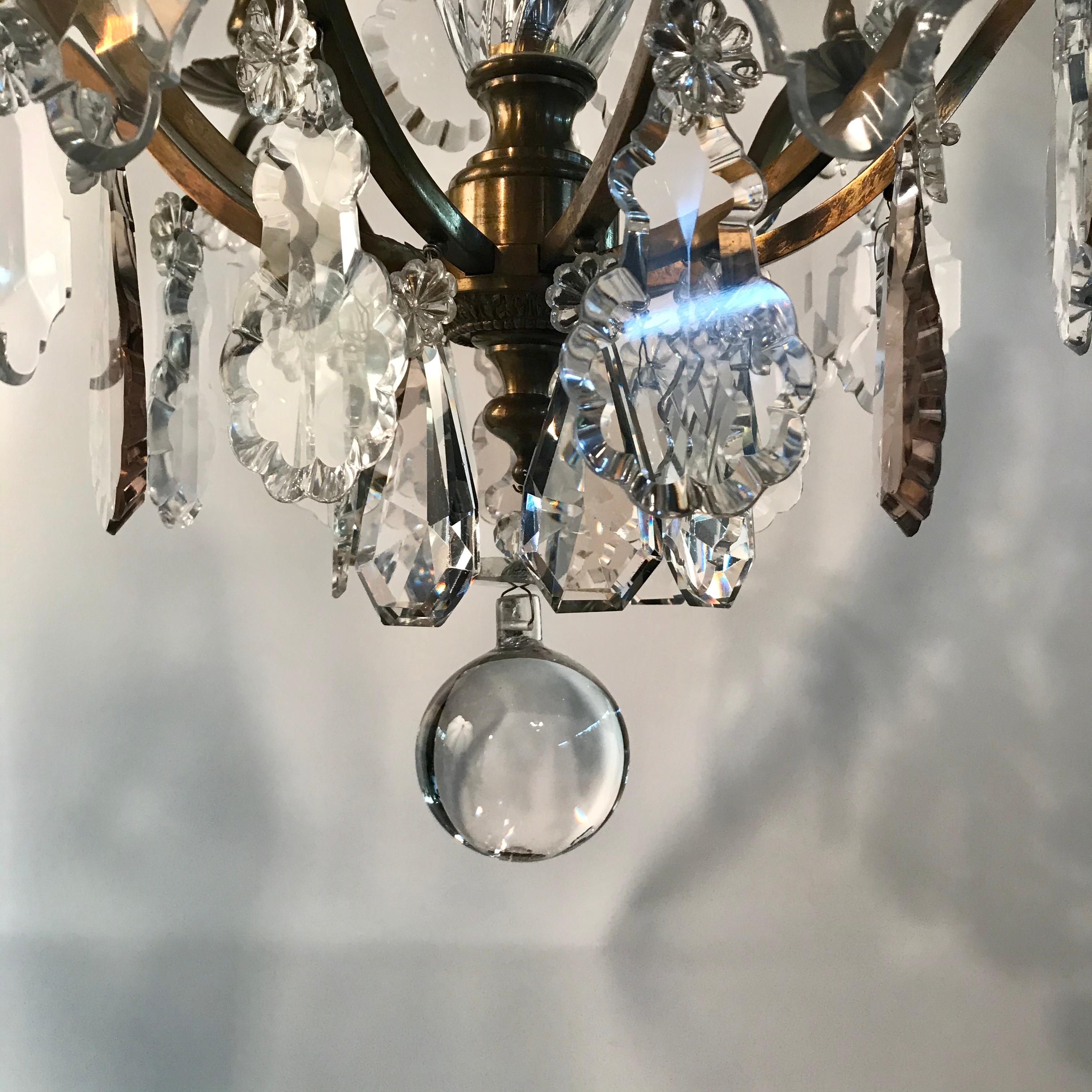Lustre à six lumières de style Louis XV en bronze et cristal en vente 6