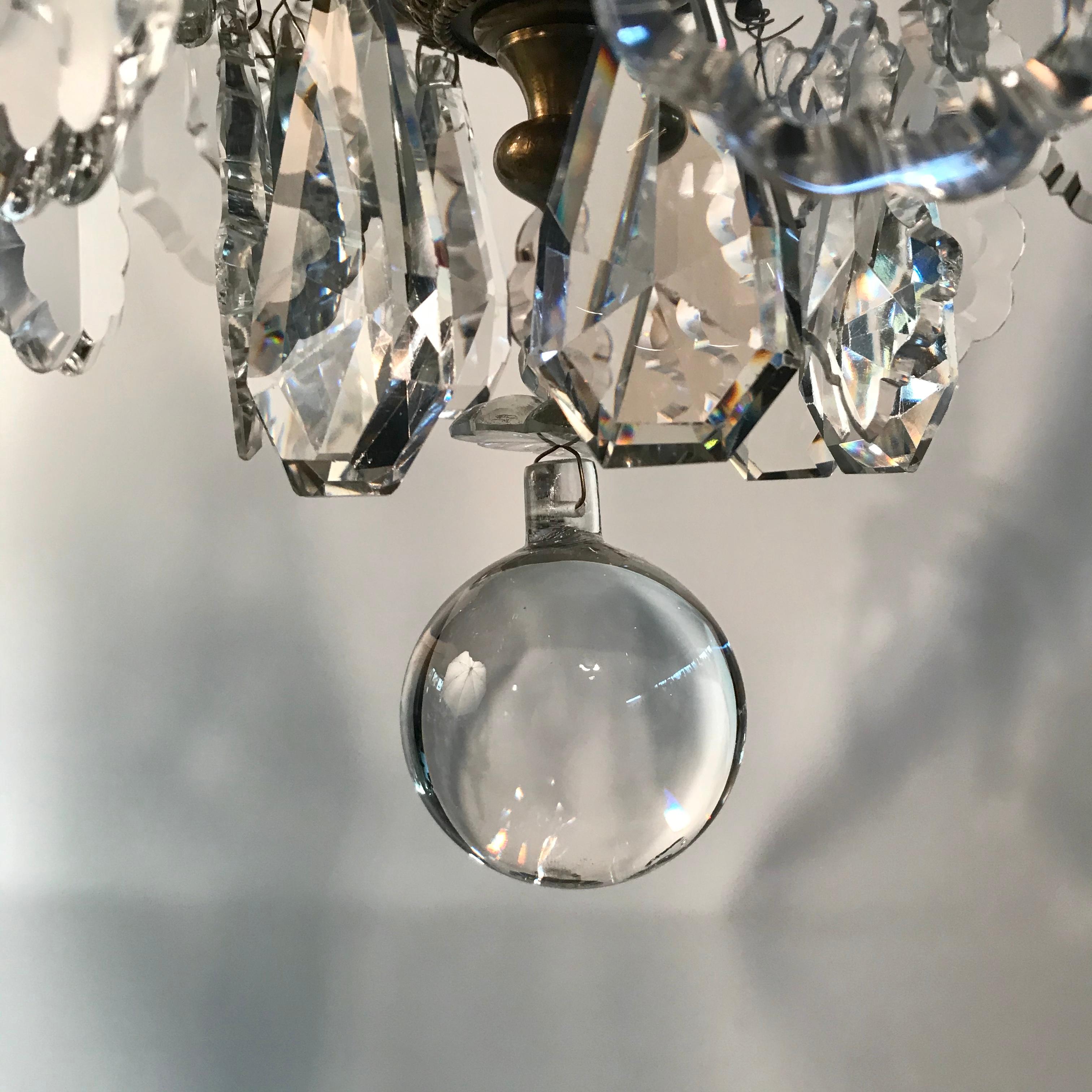 Lampadario a sei luci in bronzo e cristallo in stile Luigi XV in vendita 7