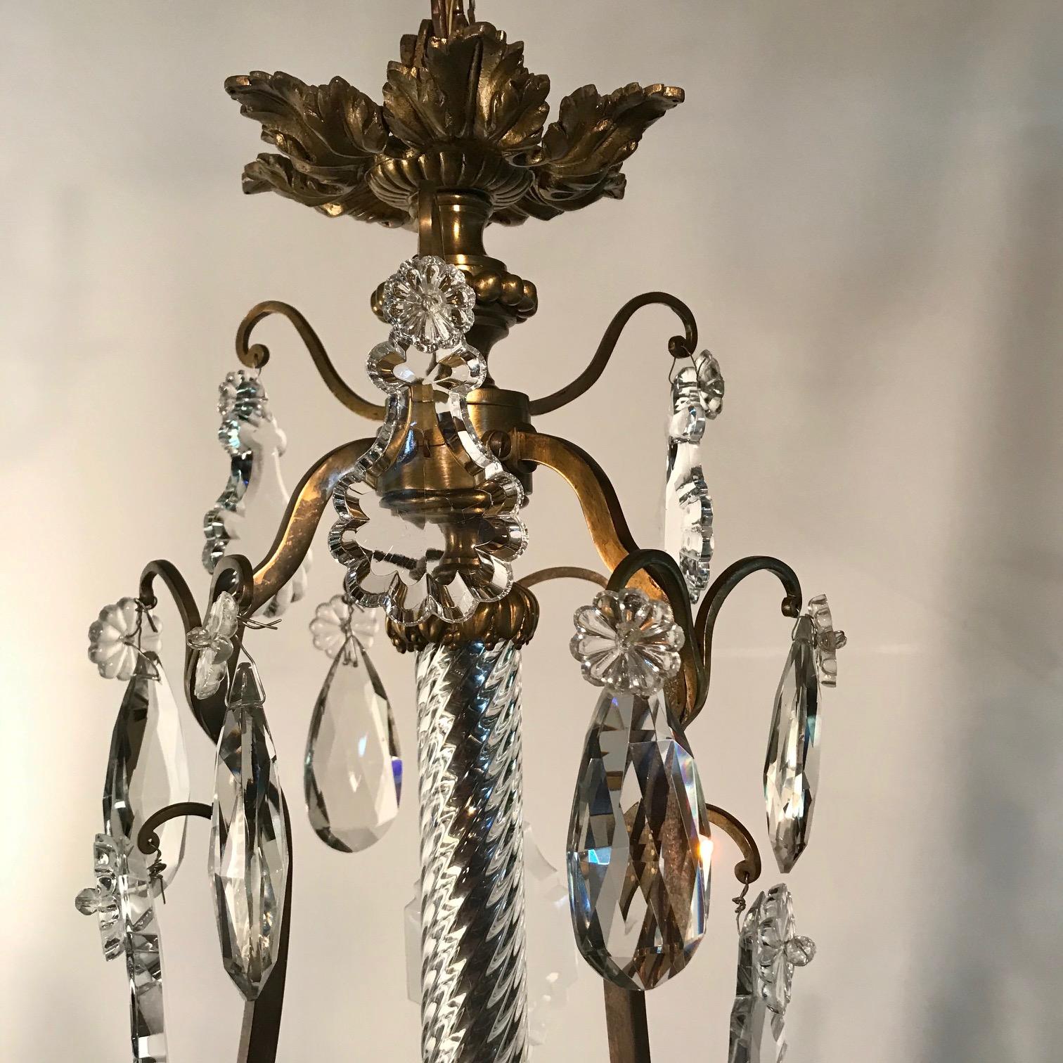 Sechs-Licht-Kronleuchter aus Bronze und Kristall im Louis XV.-Stil (Französisch) im Angebot