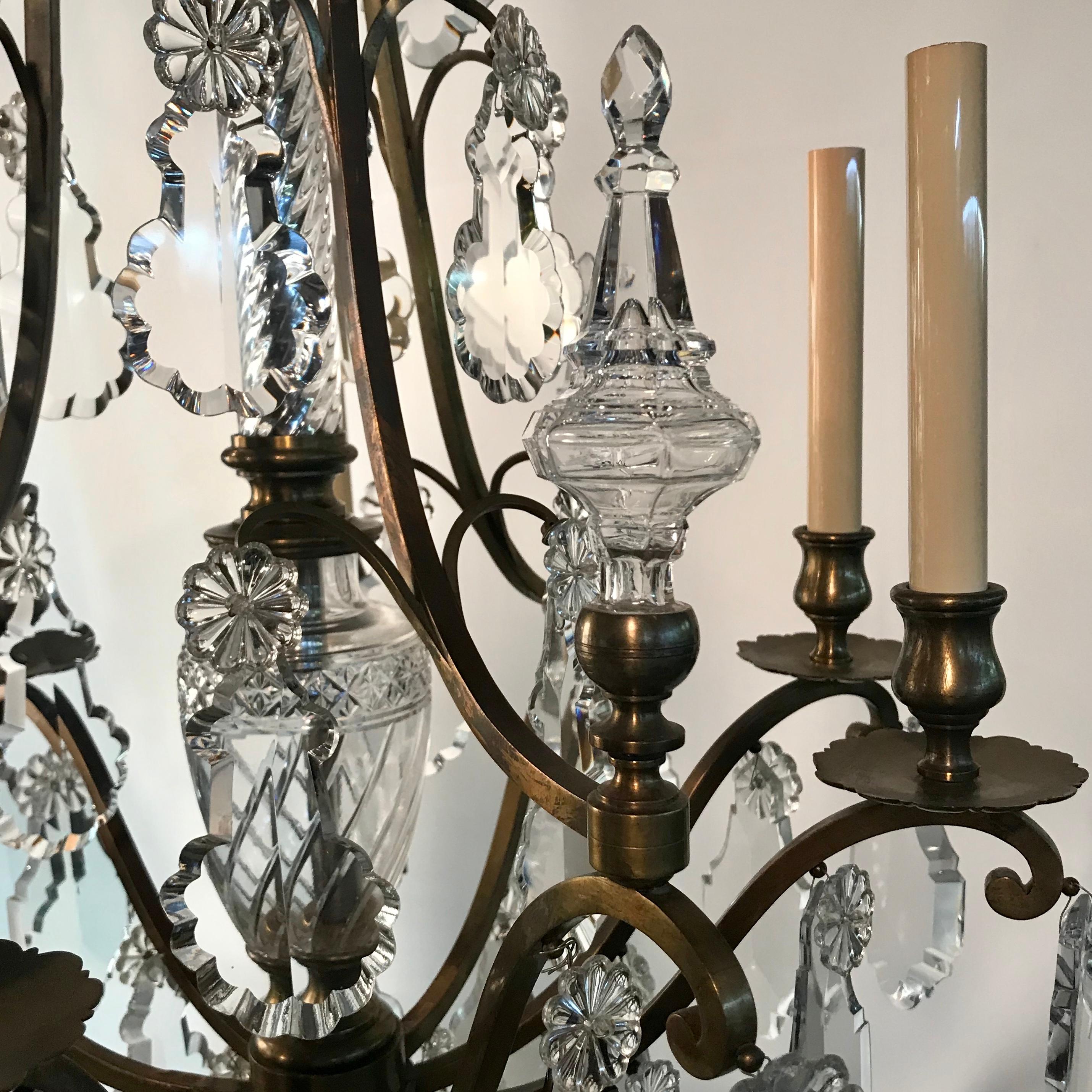 Lustre à six lumières de style Louis XV en bronze et cristal en vente 1