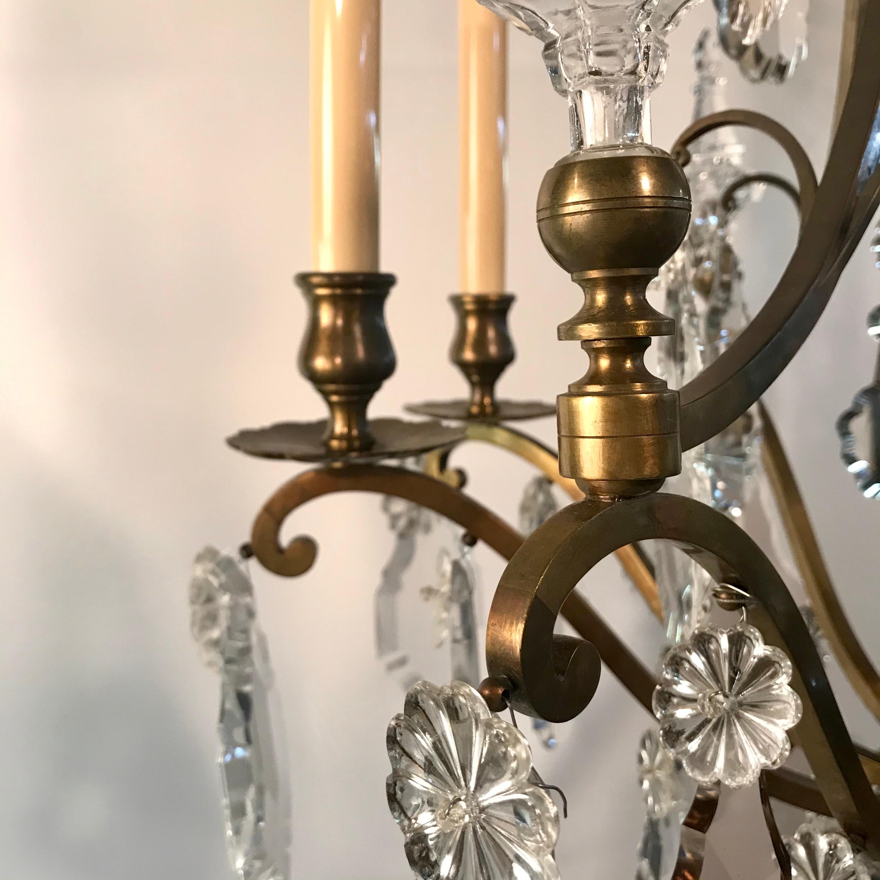 Lustre à six lumières de style Louis XV en bronze et cristal en vente 3