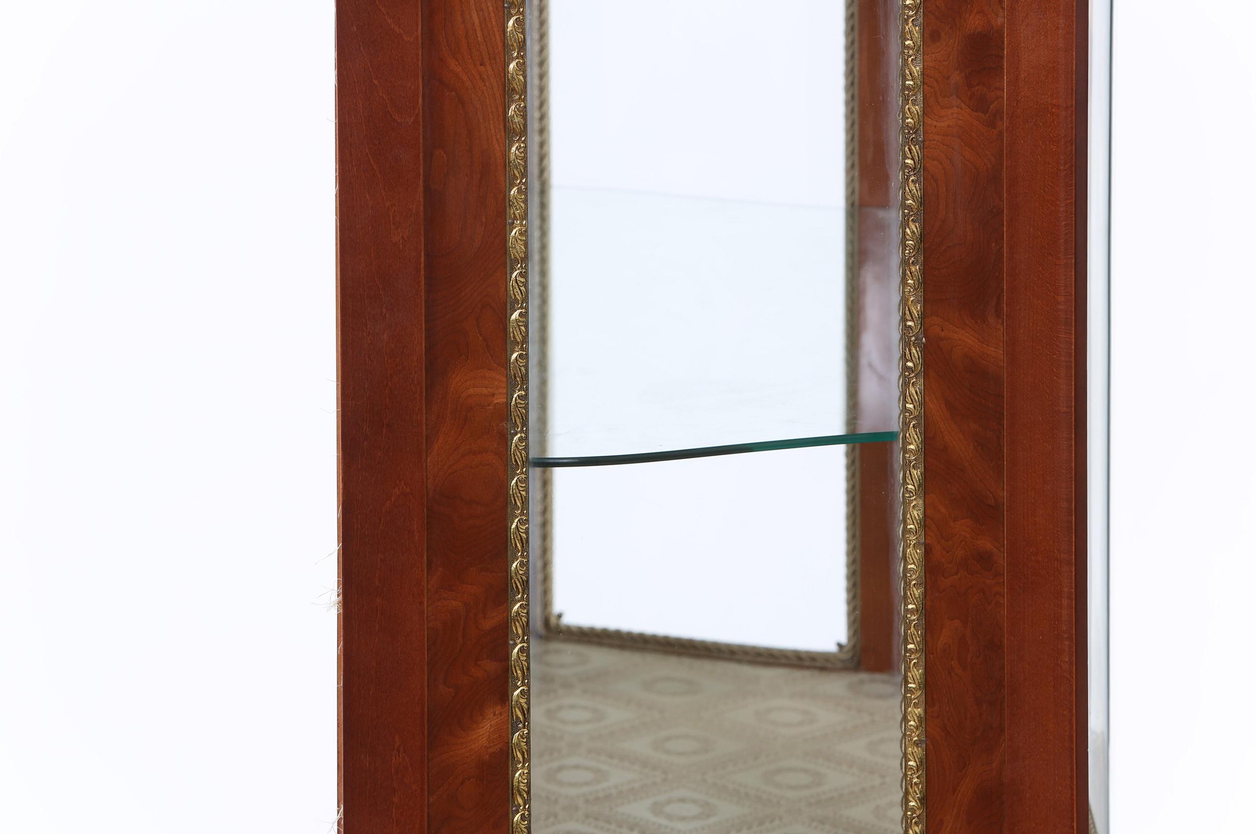 Bronzo Vetrinetta in stile Luigi XV con montatura in bronzo in vendita