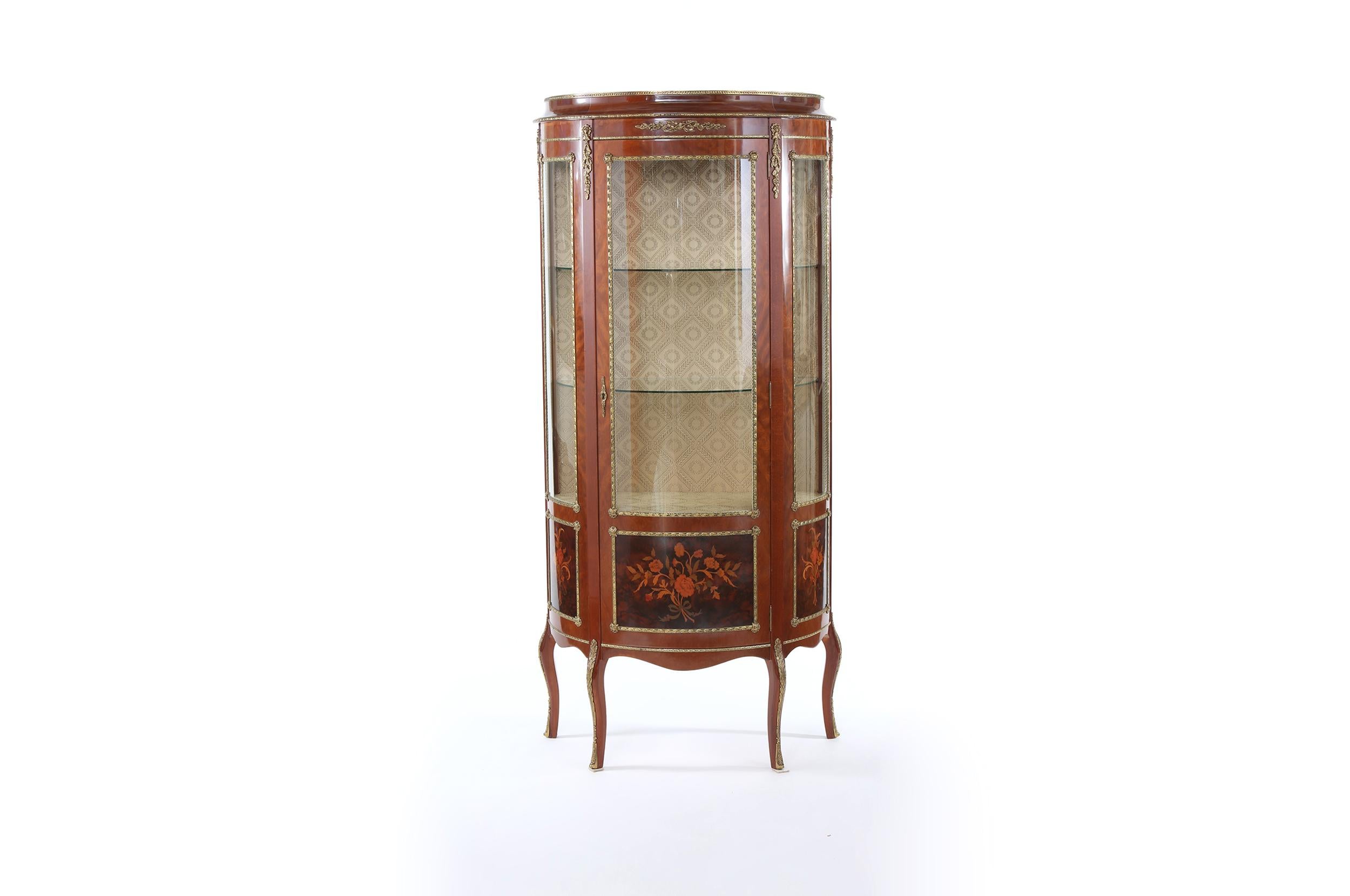 Louis XV style bronze mounted China display cabinet / Vitrine with exterior inlaid design details. The interior of the cabinet has two glass shelves and lined with gold patterned brocade. The cabinet stands on cabriole legs with Ormolu mounts. The