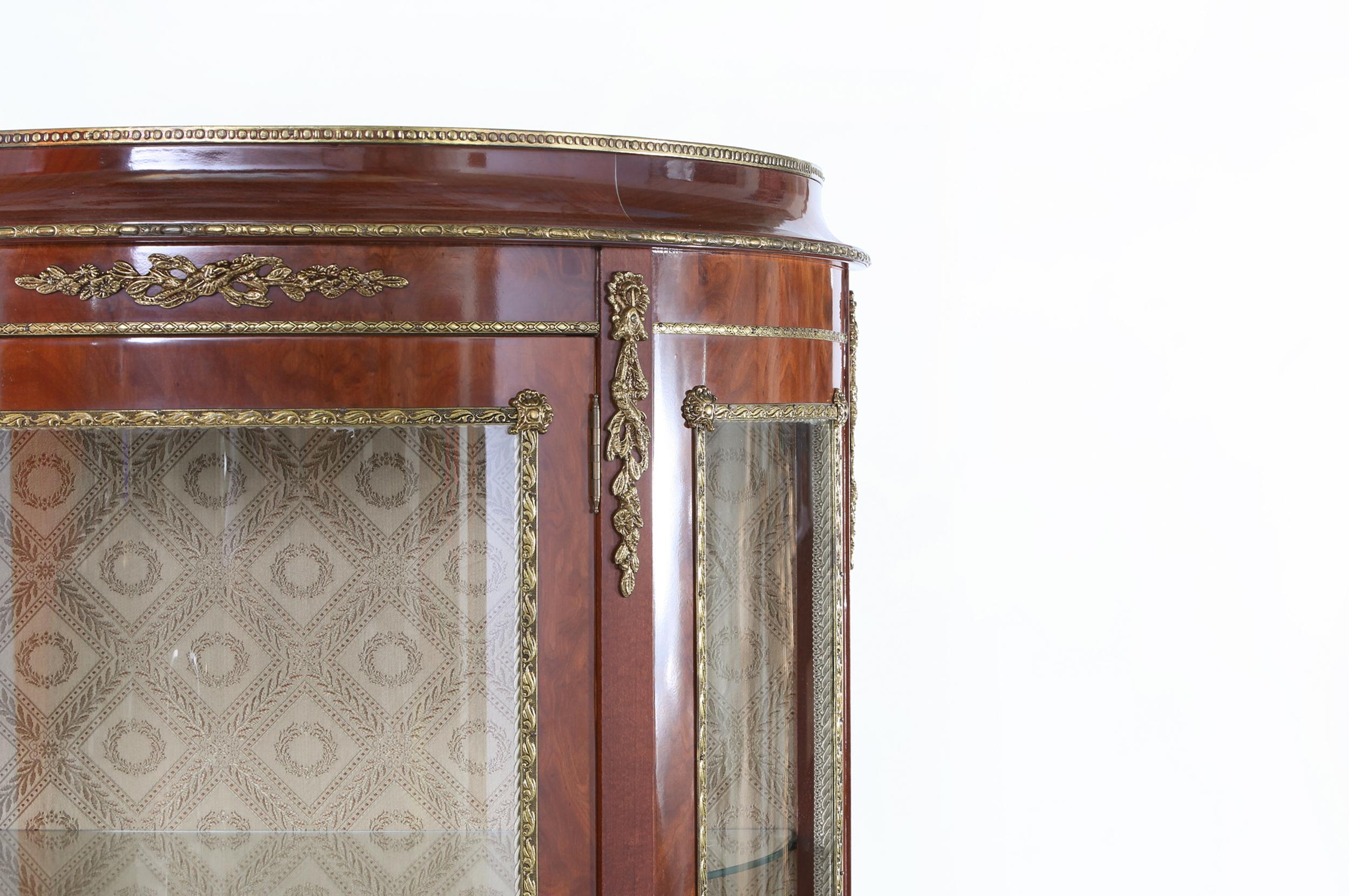 Louis XV Style Bronze Mounted Display Cabinet In Good Condition For Sale In Tarry Town, NY