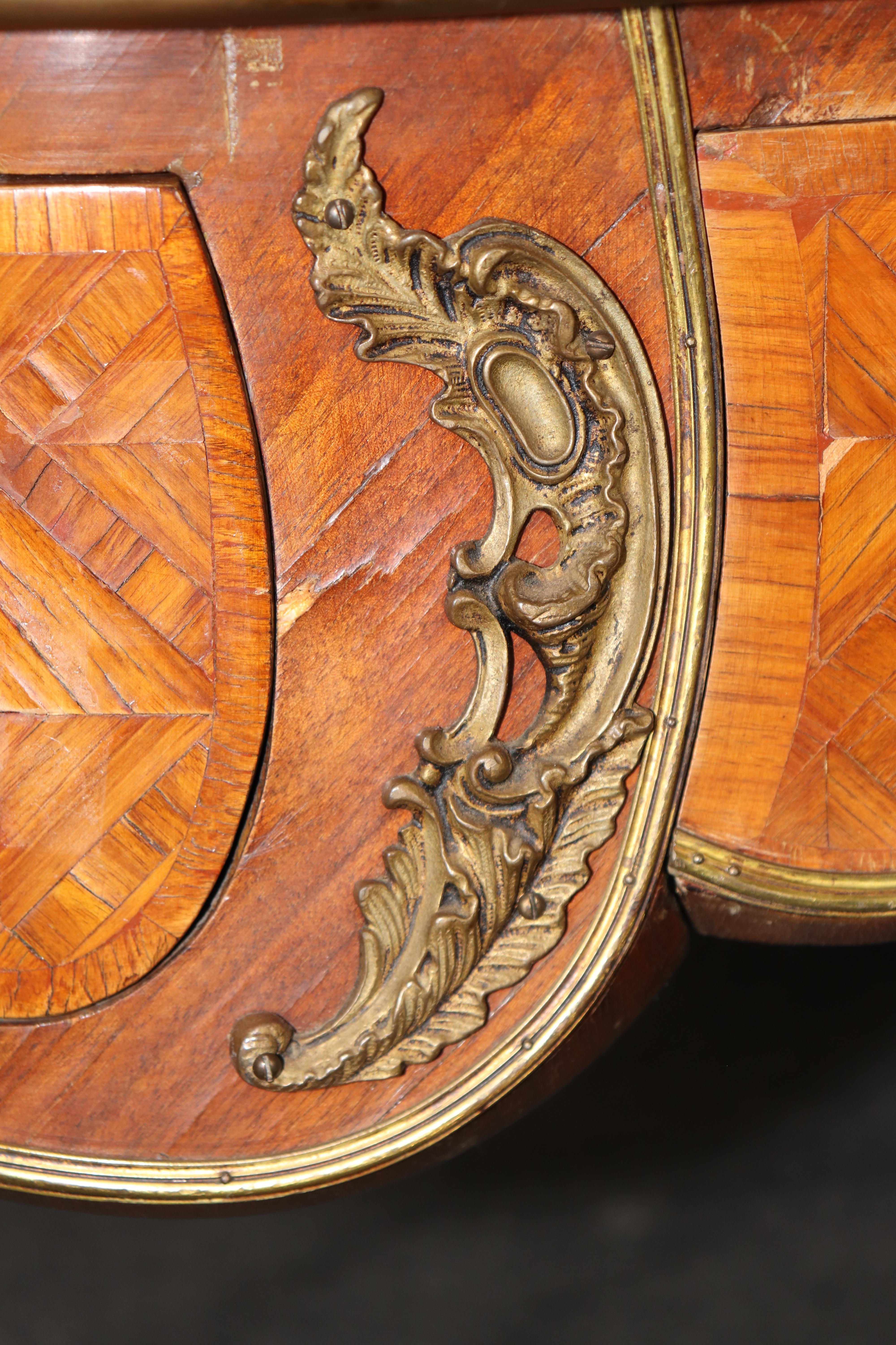 Scrivania francese con piano in pelle in stile Luigi XV, montata su bronzo. in vendita 5