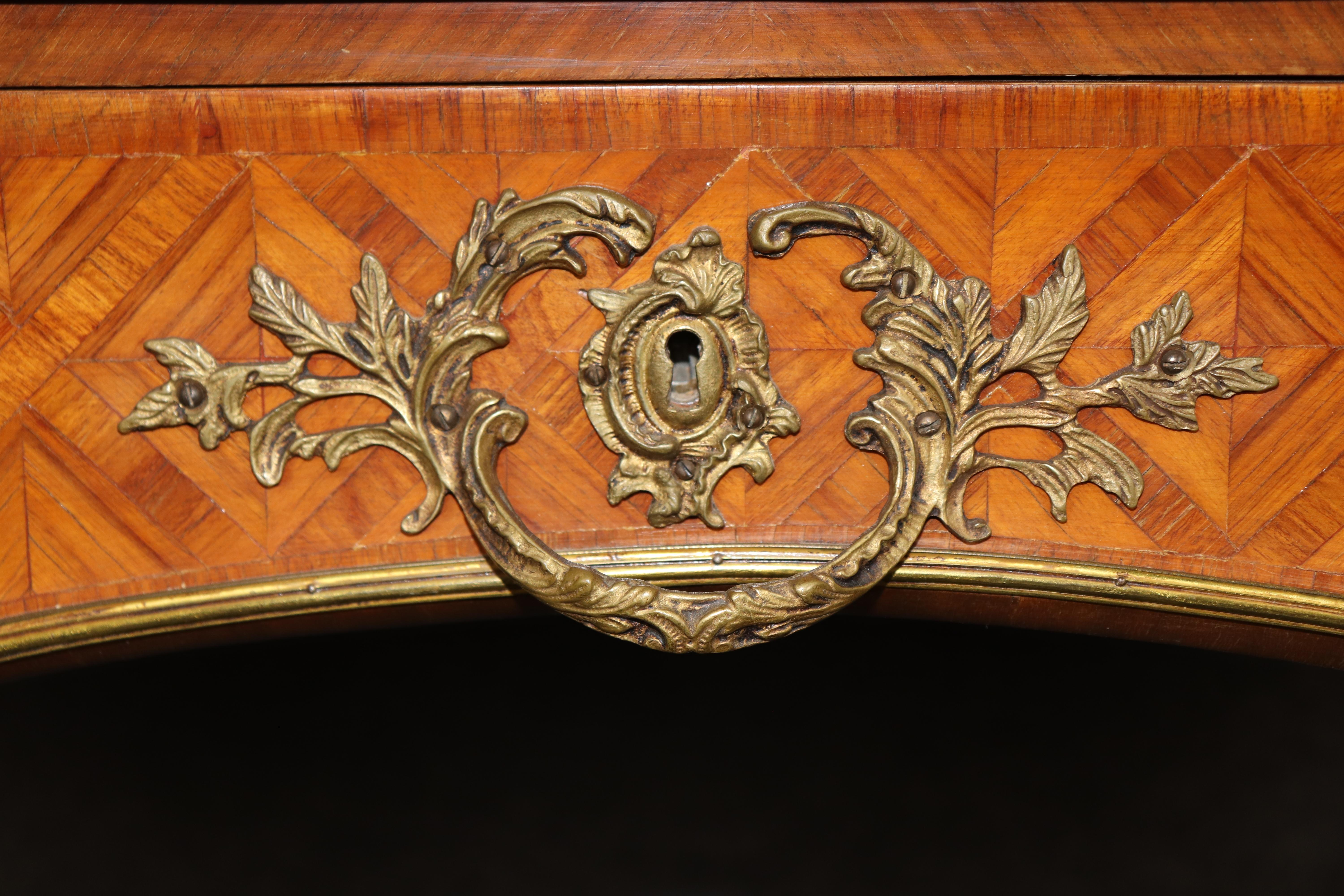 Scrivania francese con piano in pelle in stile Luigi XV, montata su bronzo. in vendita 6