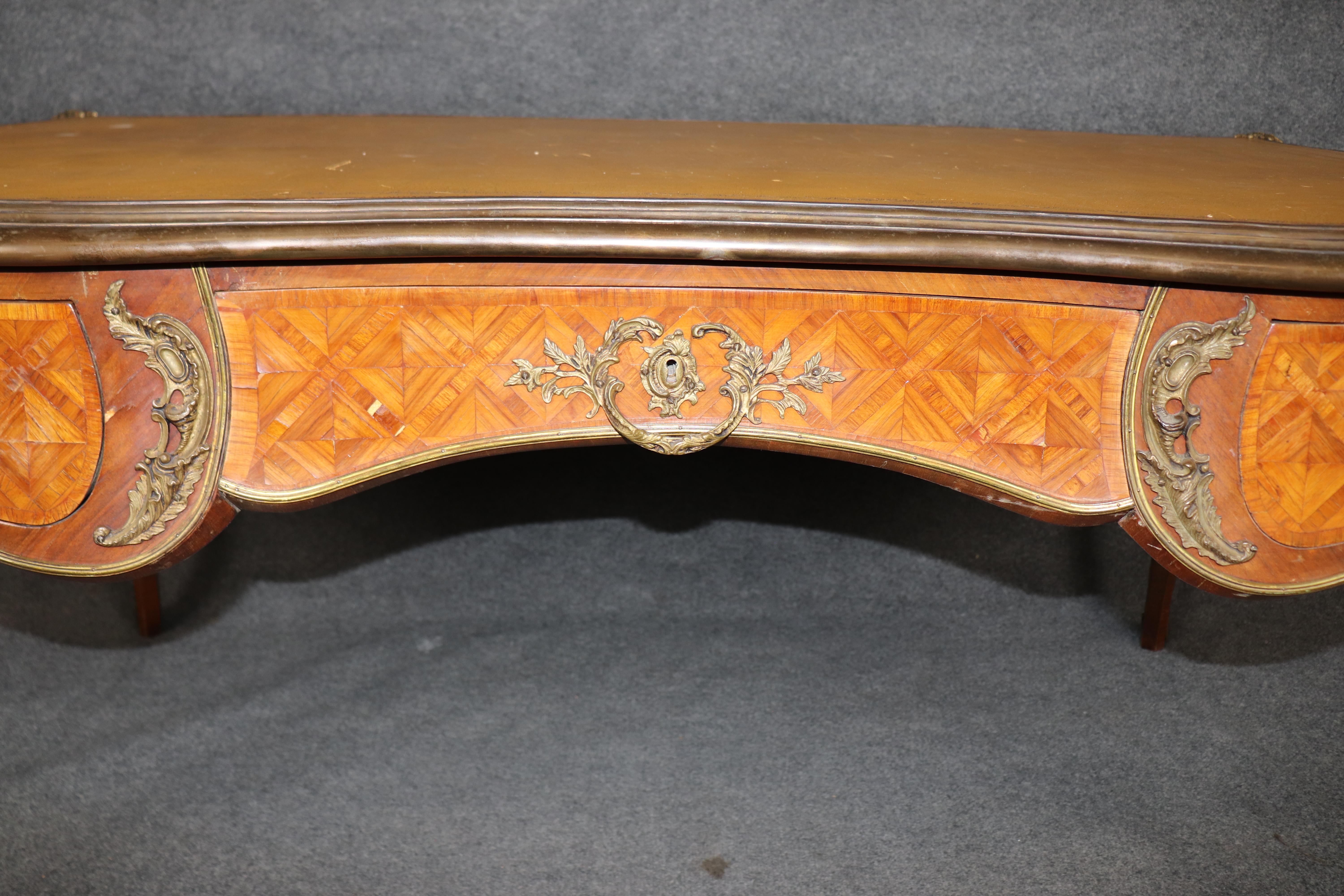 Scrivania francese con piano in pelle in stile Luigi XV, montata su bronzo. in vendita 7