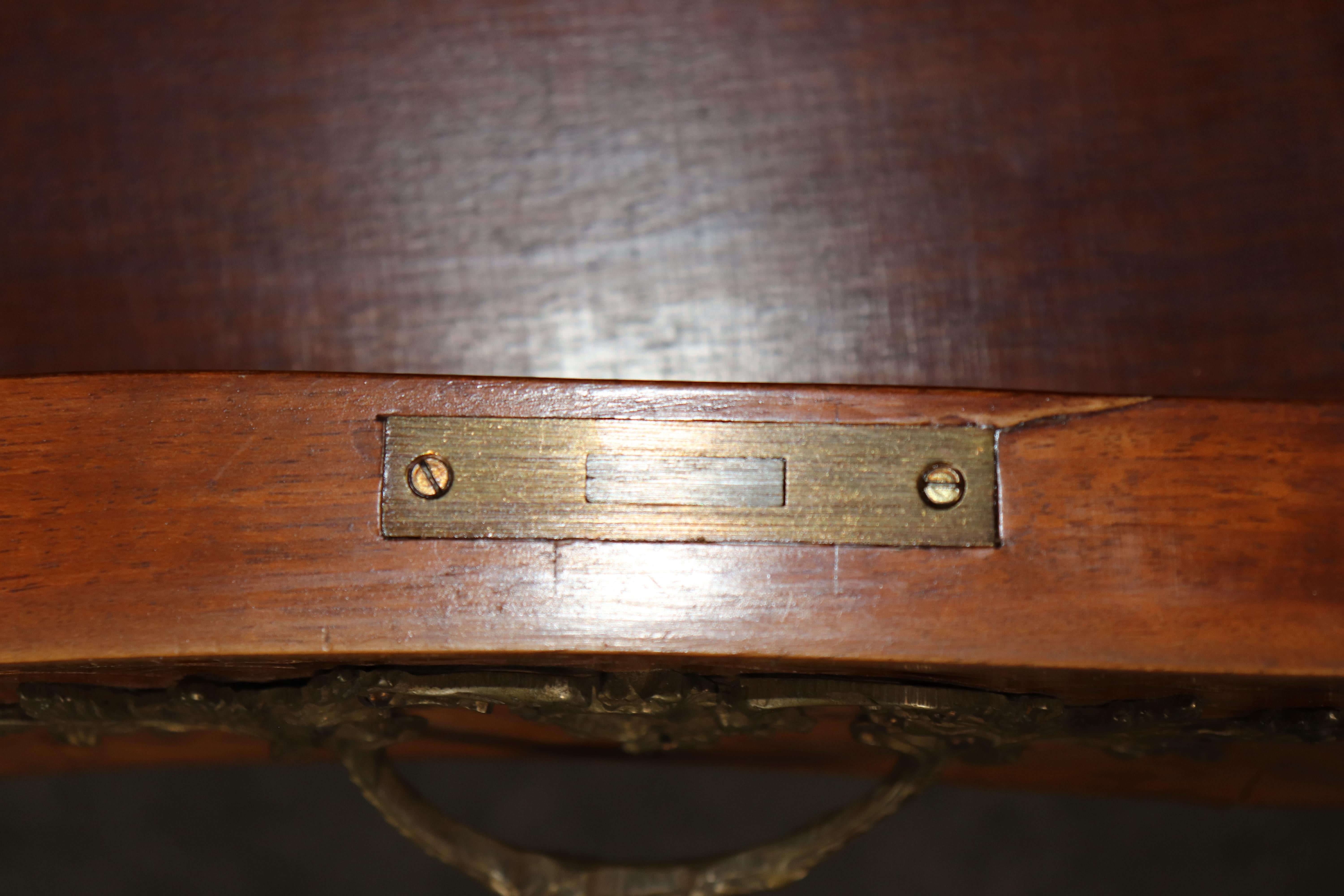 Scrivania francese con piano in pelle in stile Luigi XV, montata su bronzo. in vendita 8