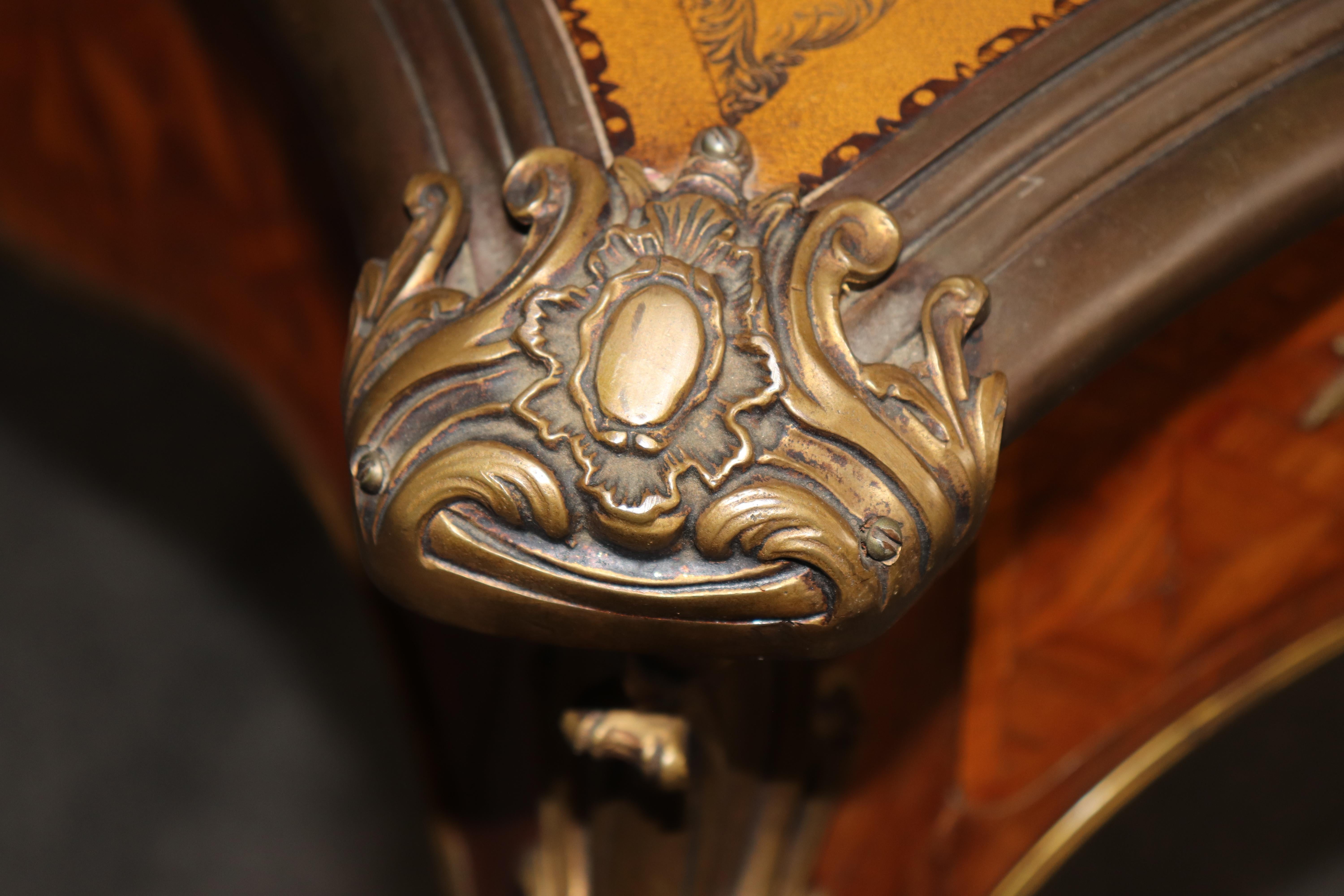 Scrivania francese con piano in pelle in stile Luigi XV, montata su bronzo. in vendita 9
